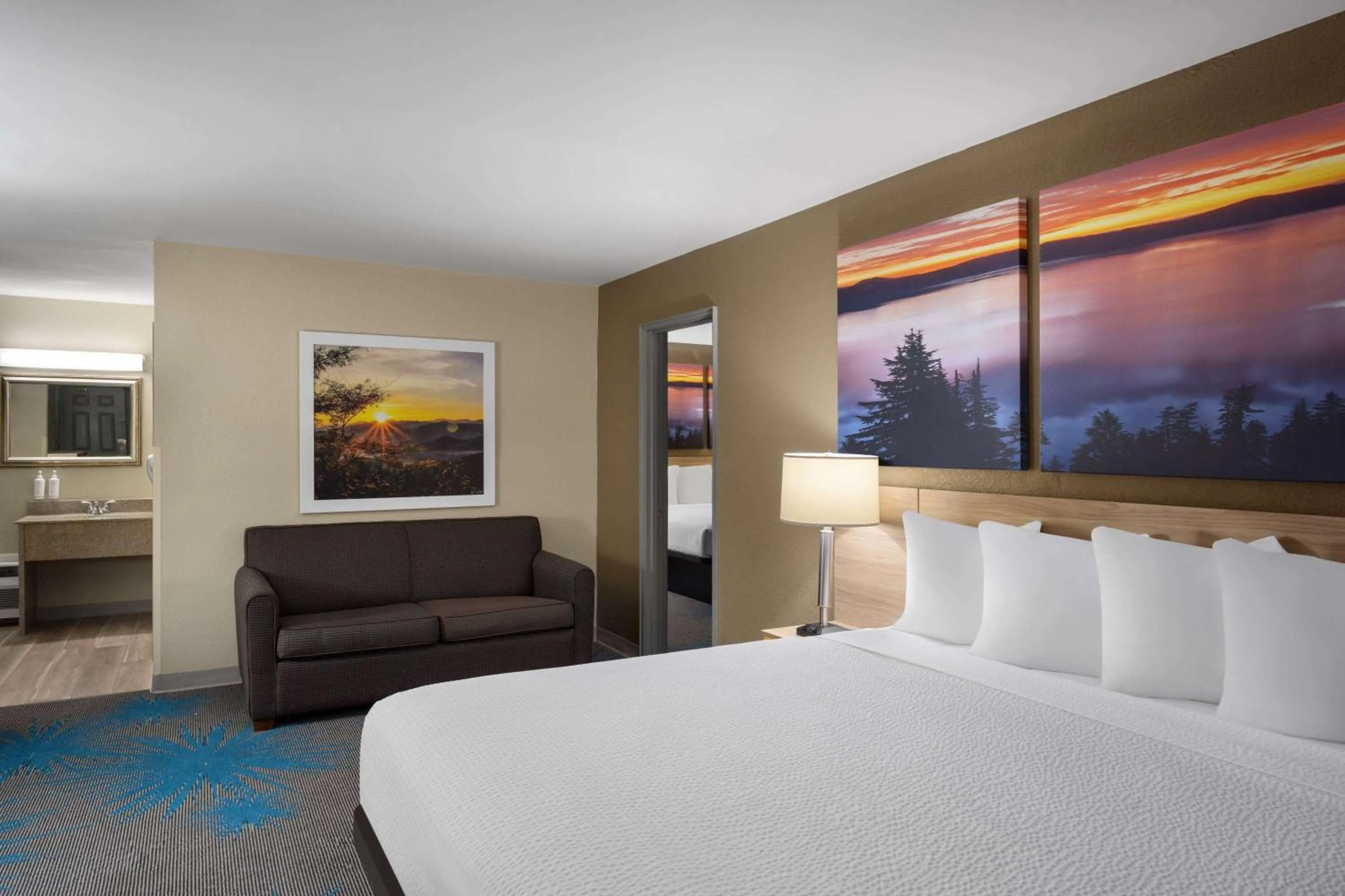 Photo of the whole room, Bed in Days Inn by Wyndham Klamath Falls