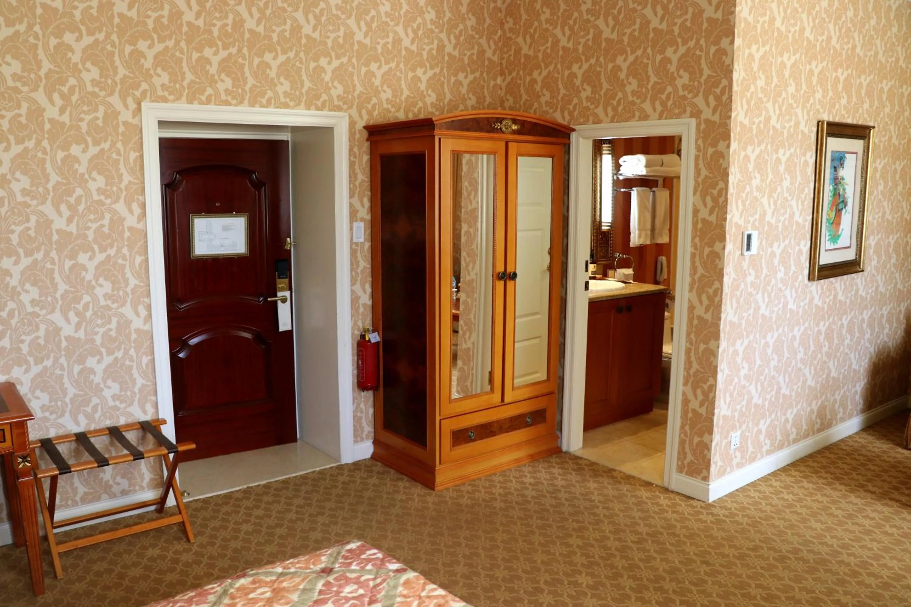 wardrobe in Terelj Hotel & Spa