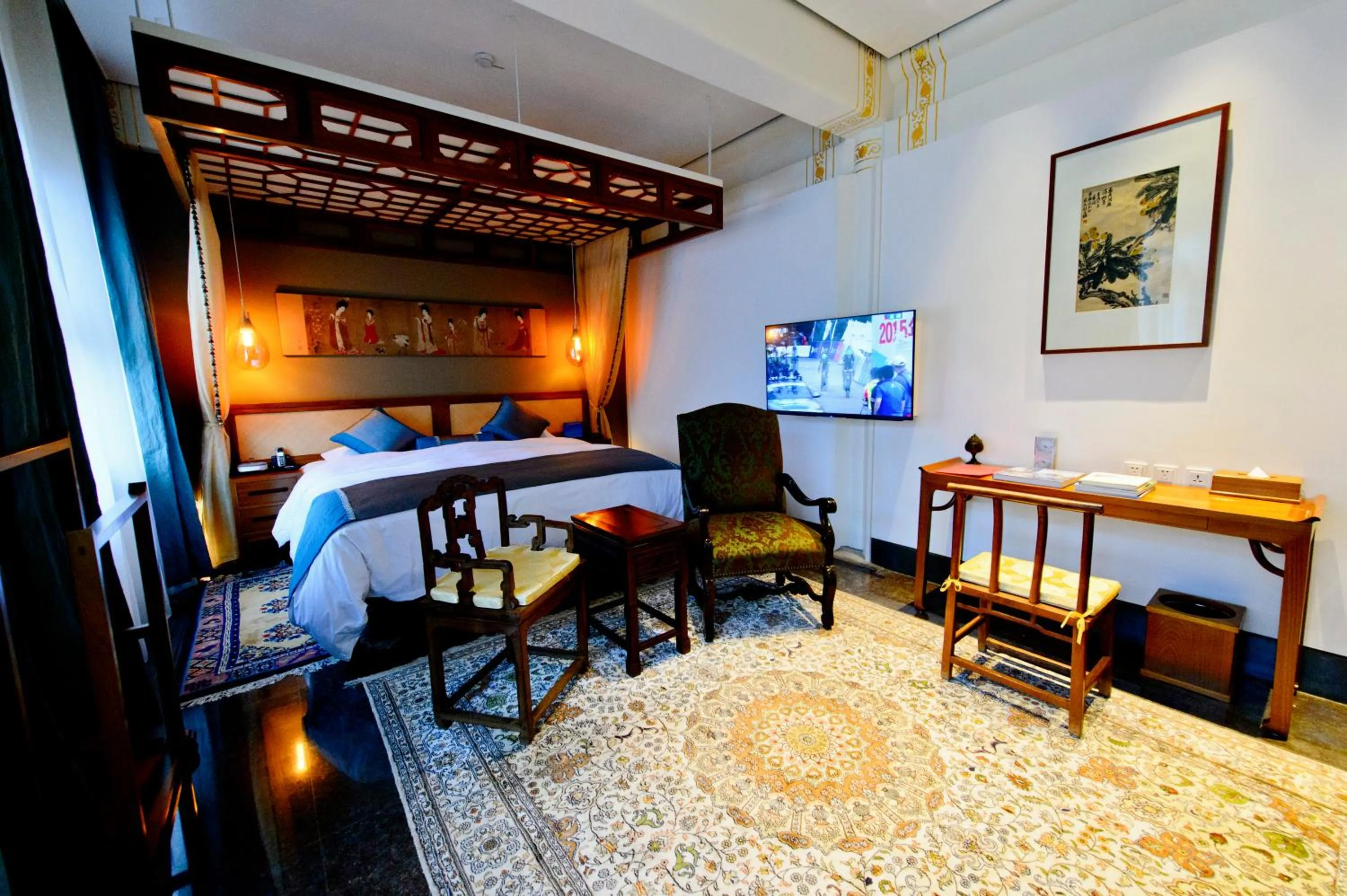 Bedroom, Bed in Cours Et Pavillons