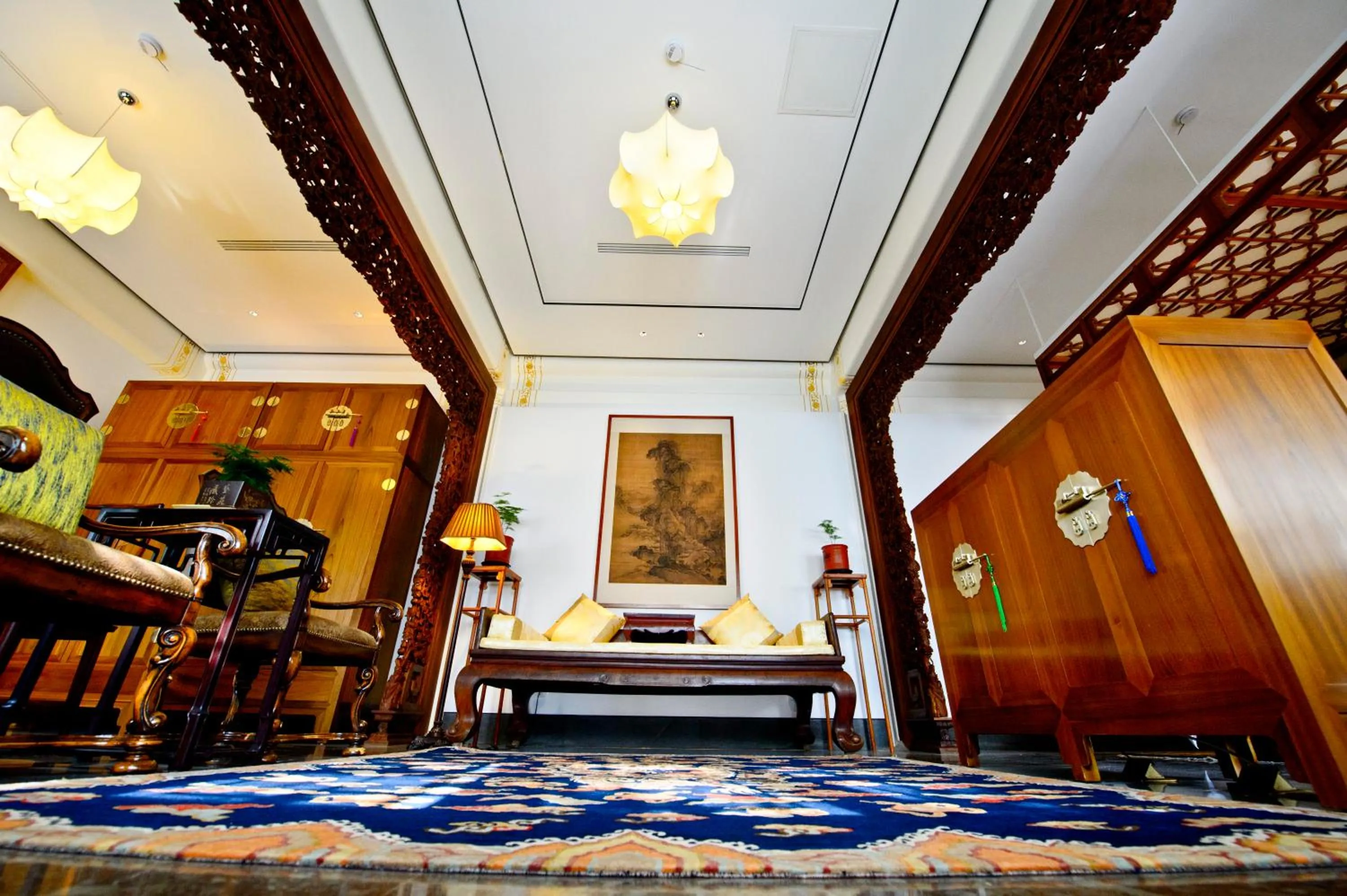 Decorative detail in Cours Et Pavillons