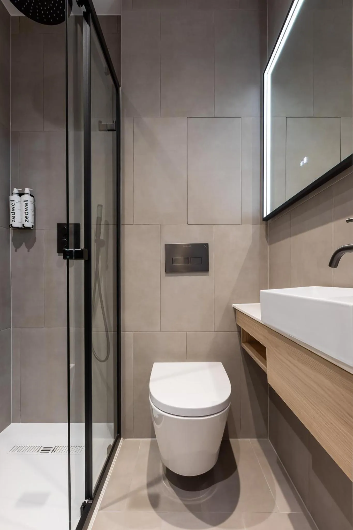 Shower in Zedwell Hotel Knightsbridge