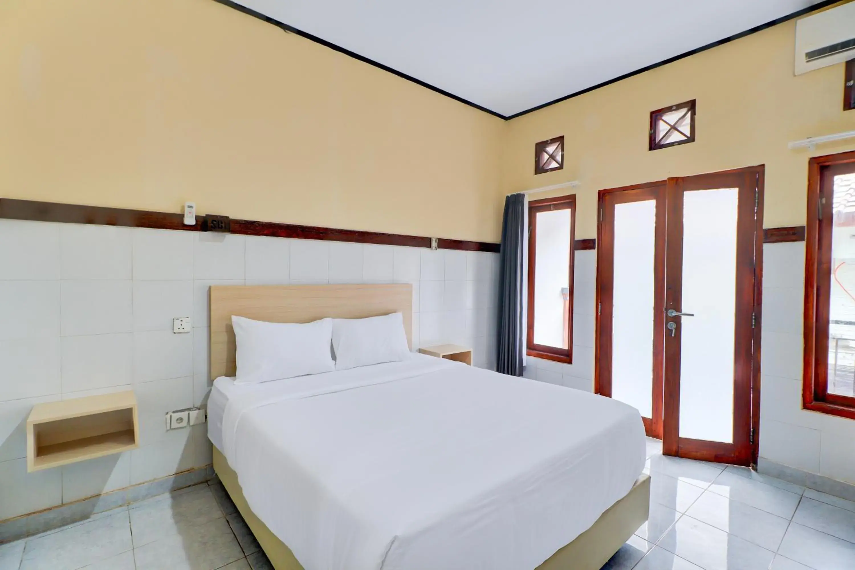 Deluxe King Room in Townhouse Oak Legian Near Legian Beach Formerly Sayang Maha Merta Deluxe King Room in Townhouse Oak Legian Near Legian Beach Formerly Sayang Maha Merta