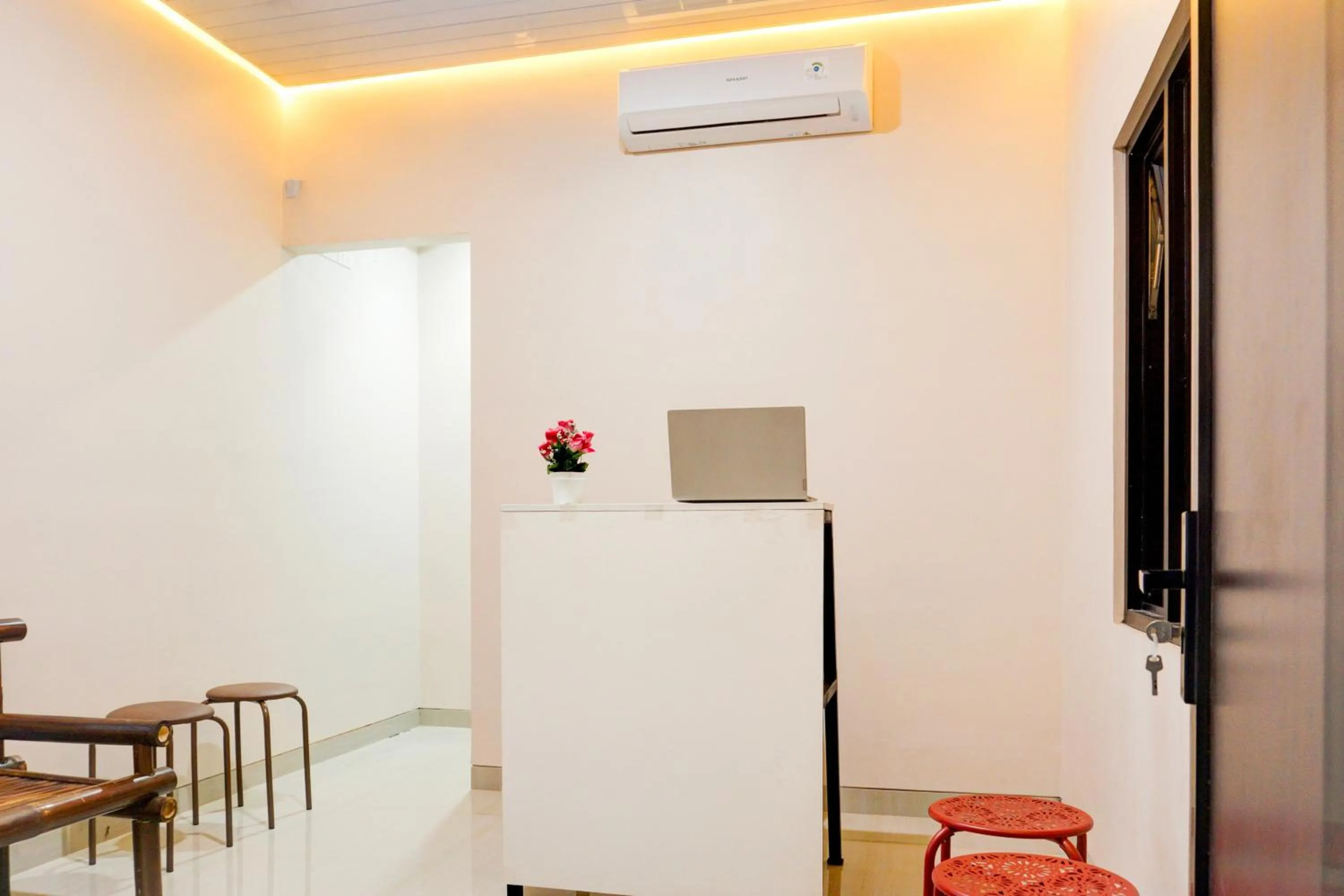 Lobby or reception in Hotel O Kedaton Near Rumah Sakit Advent Bandar Lampung Formerly Hotel Plain C Lake