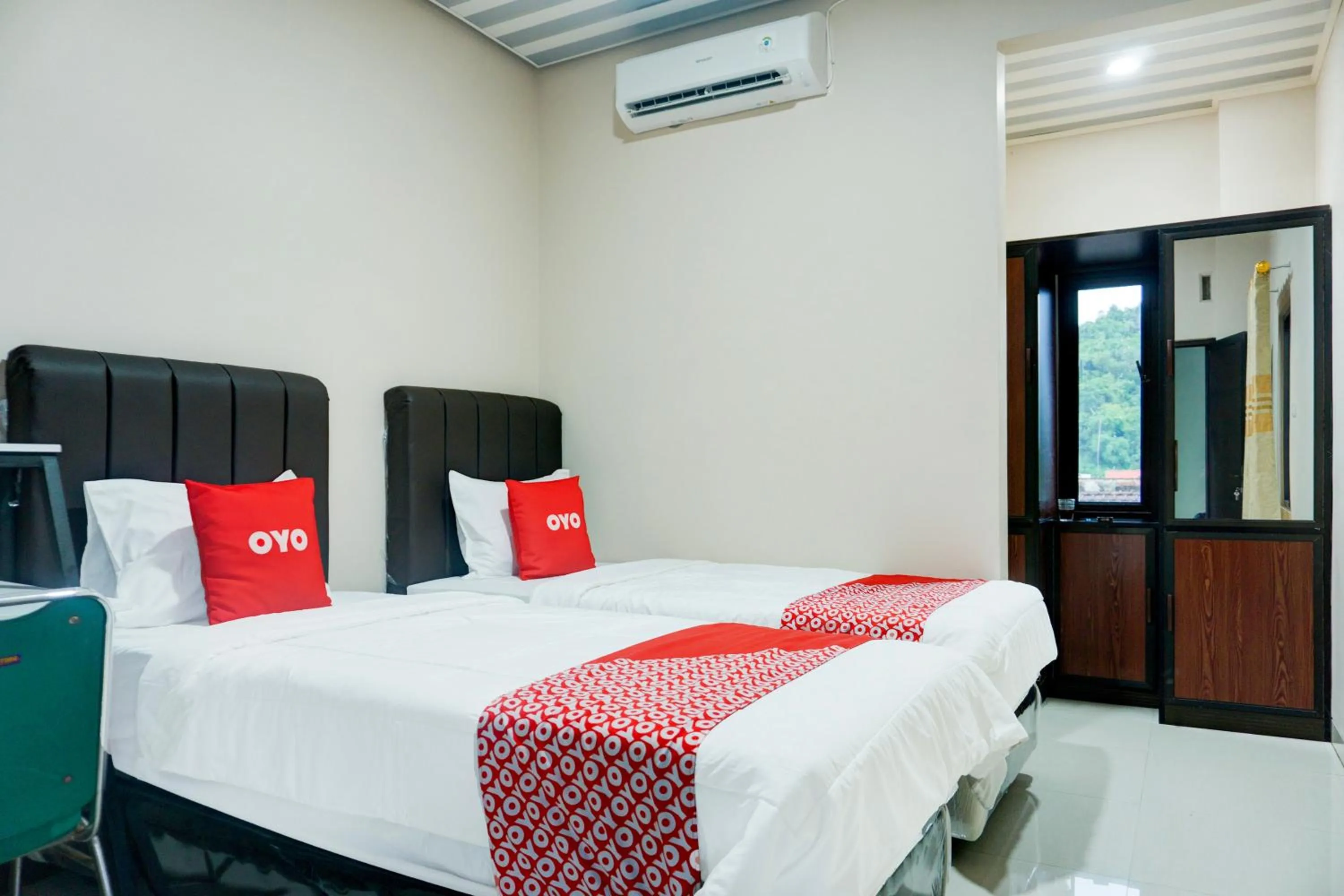 Bedroom, Bed in Hotel O Kedaton Near Rumah Sakit Advent Bandar Lampung Formerly Hotel Plain C Lake