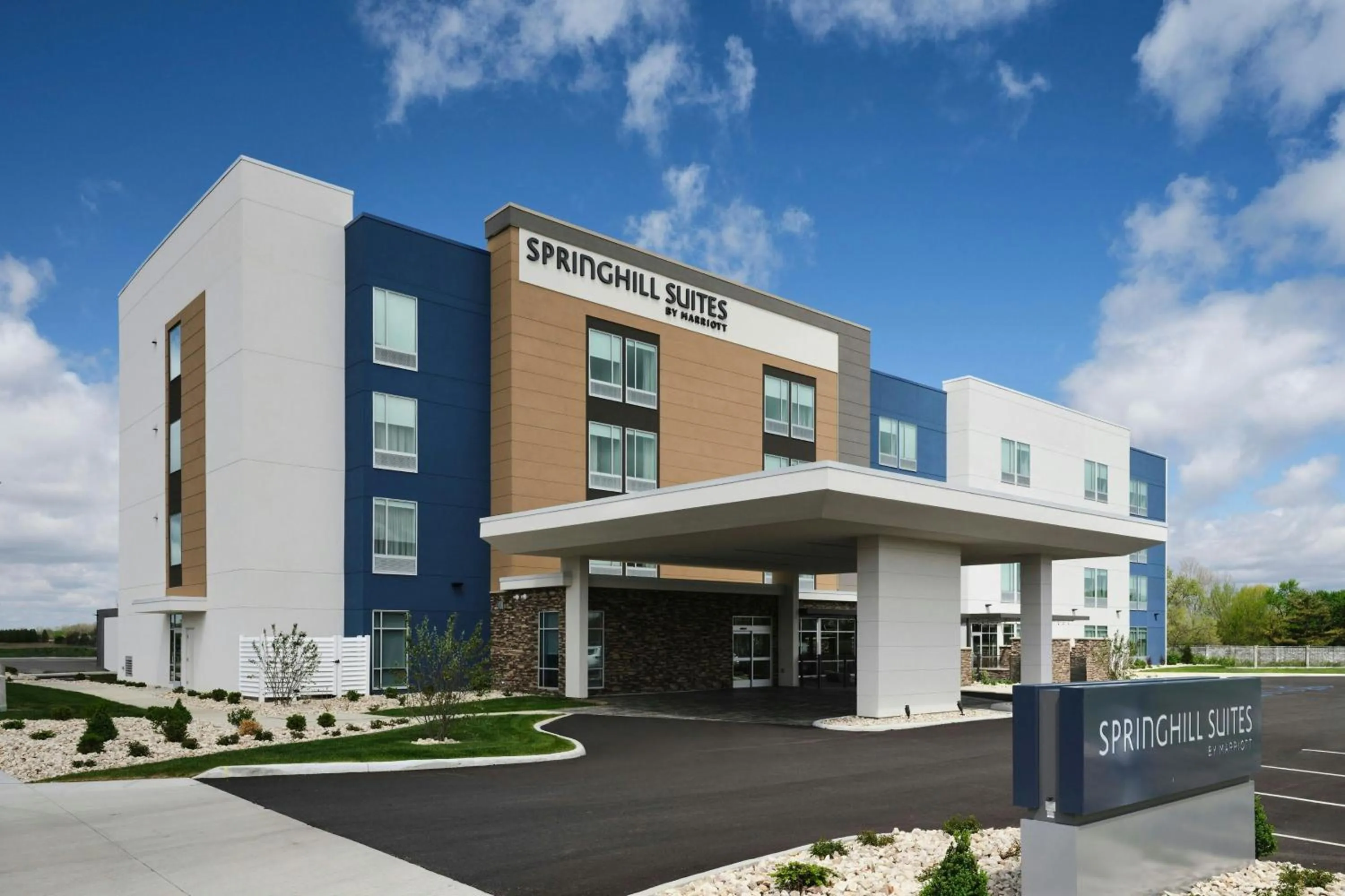 Property building in SpringHill Suites by Marriot Troy Dayton