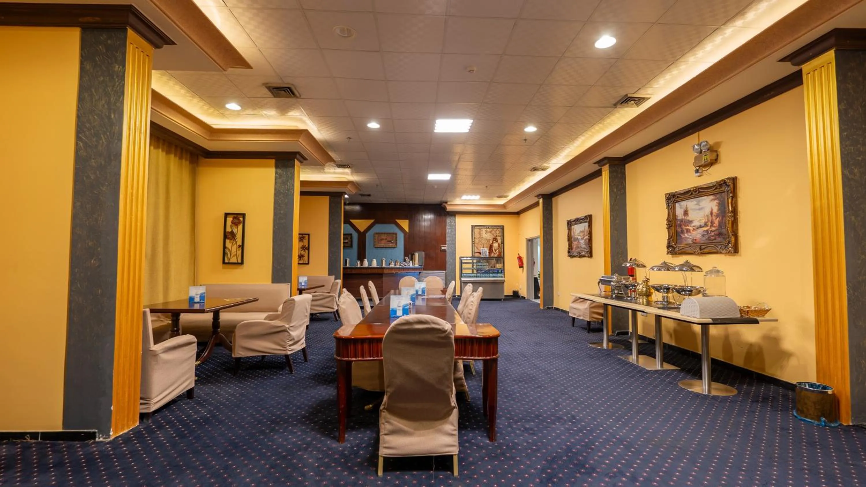 Restaurant/places to eat in Al Iqbal Hotel