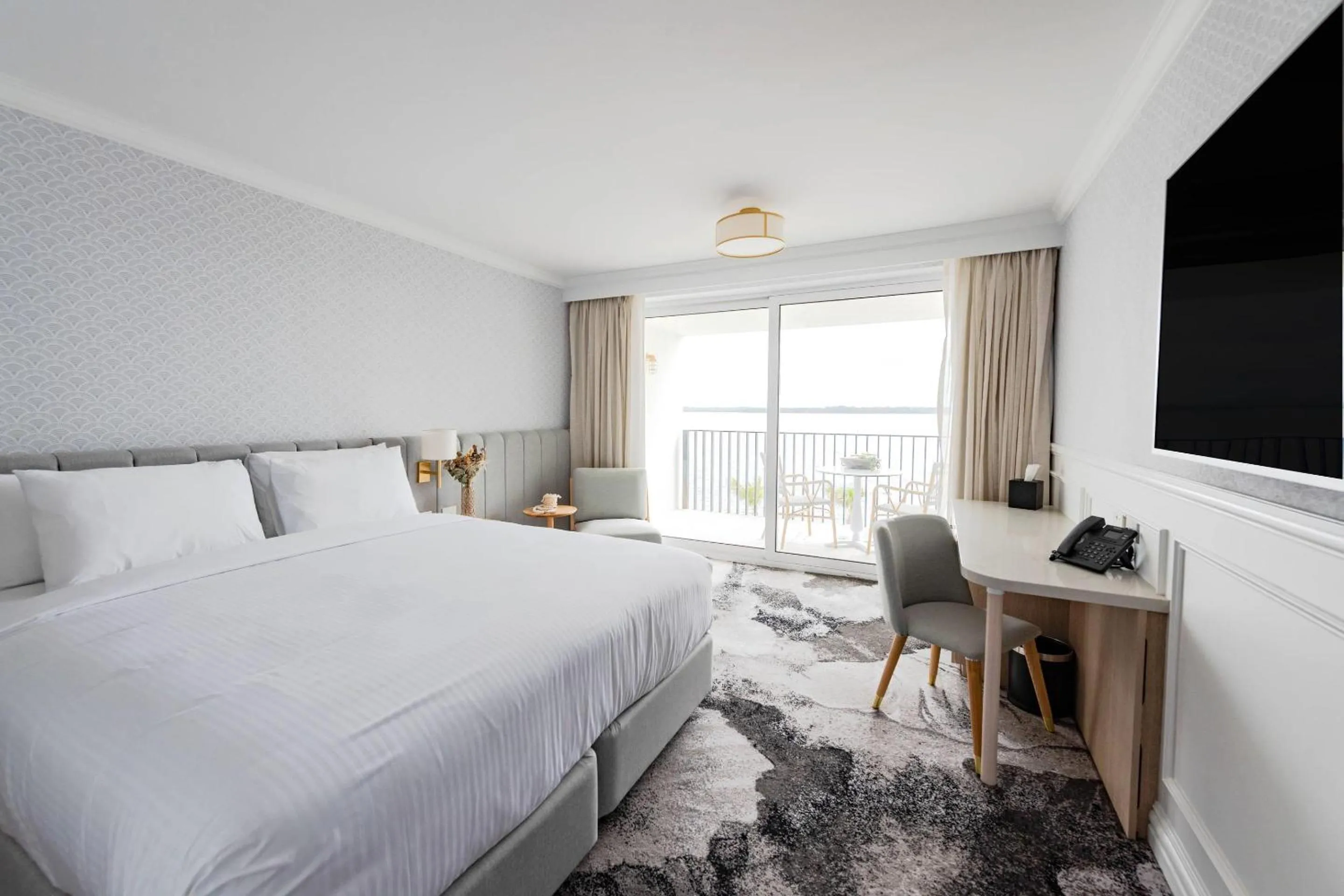 Bedroom, Bed in The Beachcomber Hotel & Resort, an Ascend Collection Resort