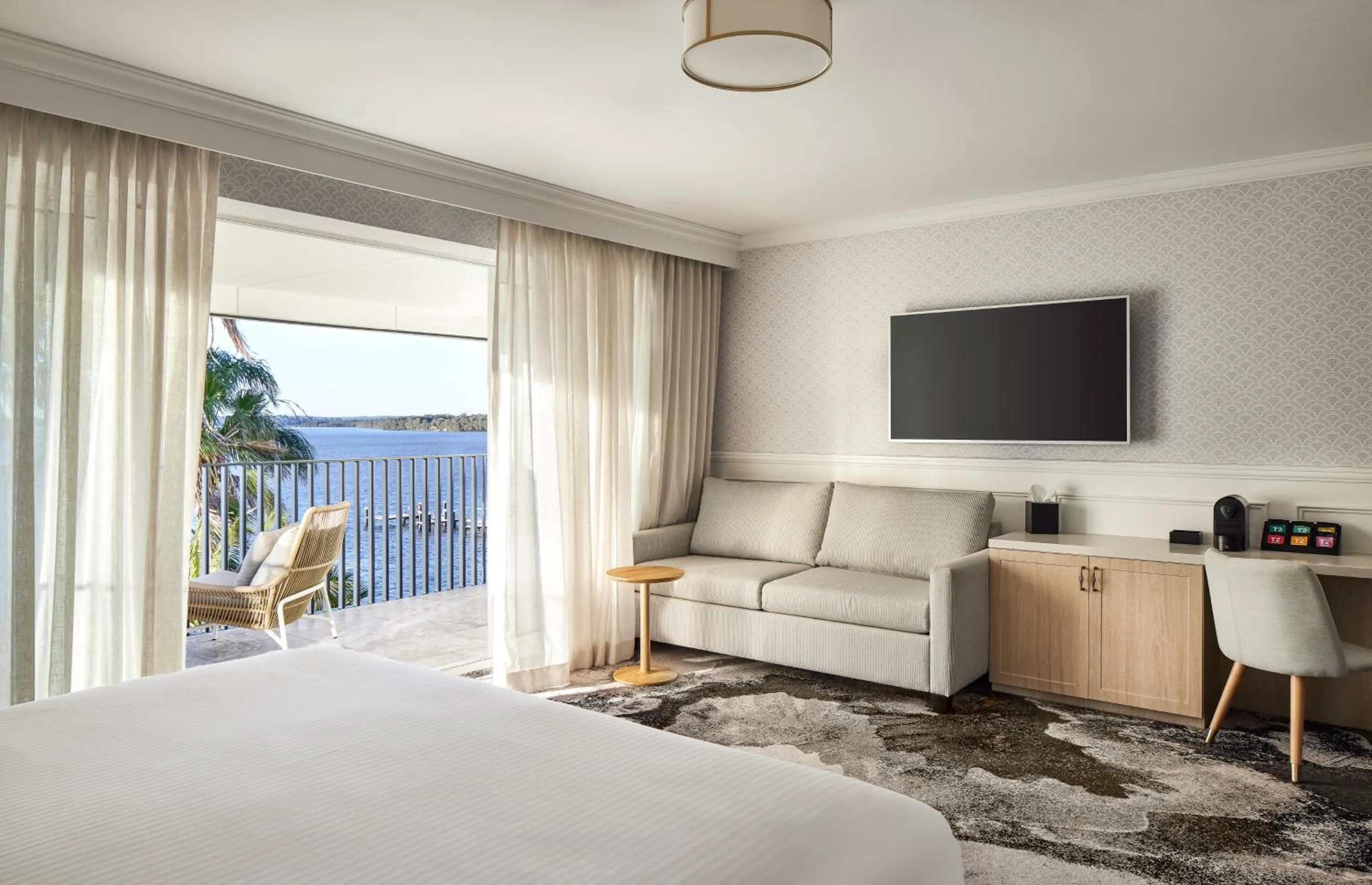 TV and multimedia, Bed in The Beachcomber Hotel & Resort, an Ascend Collection Resort