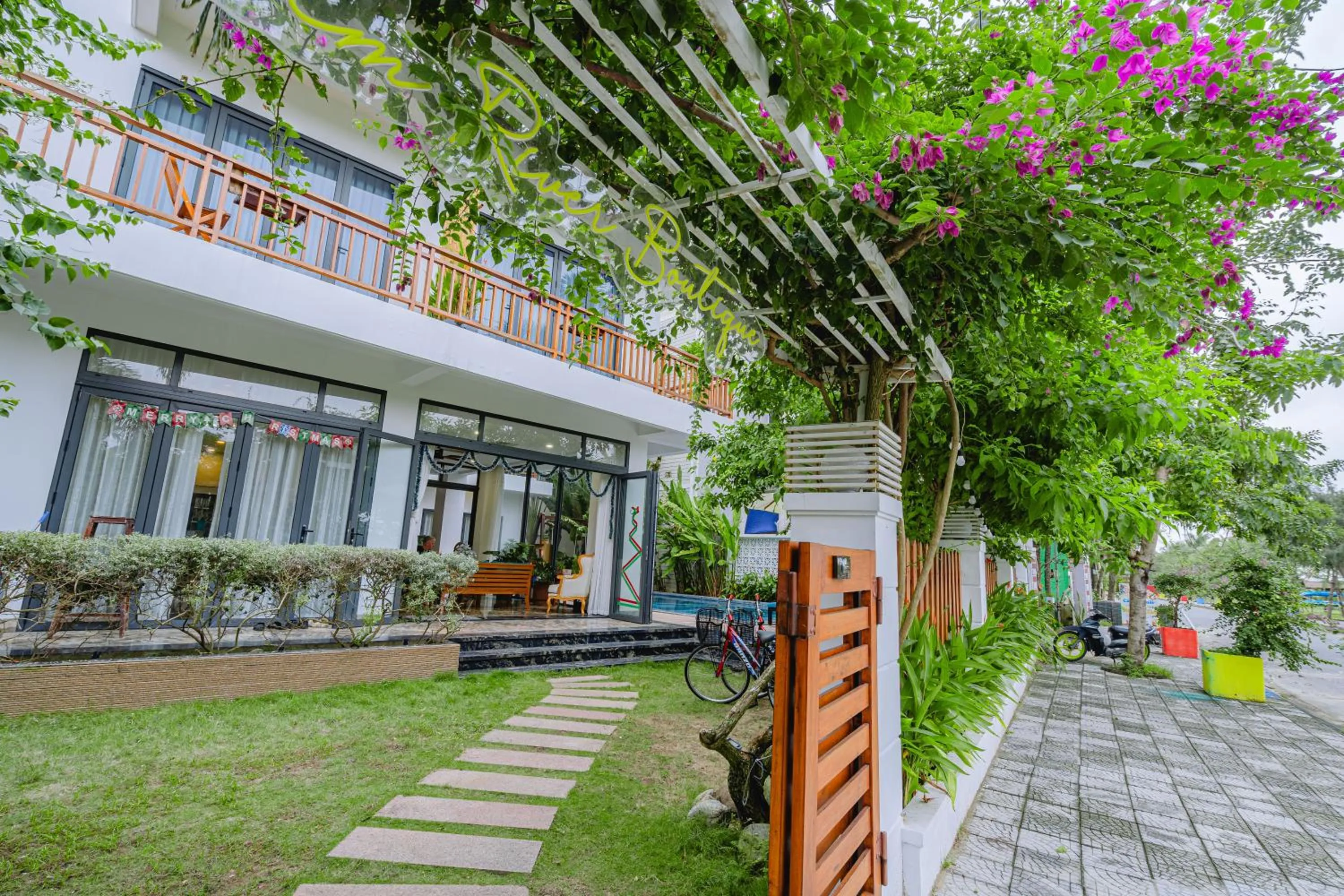 Neighbourhood in Palm Riverside Boutique