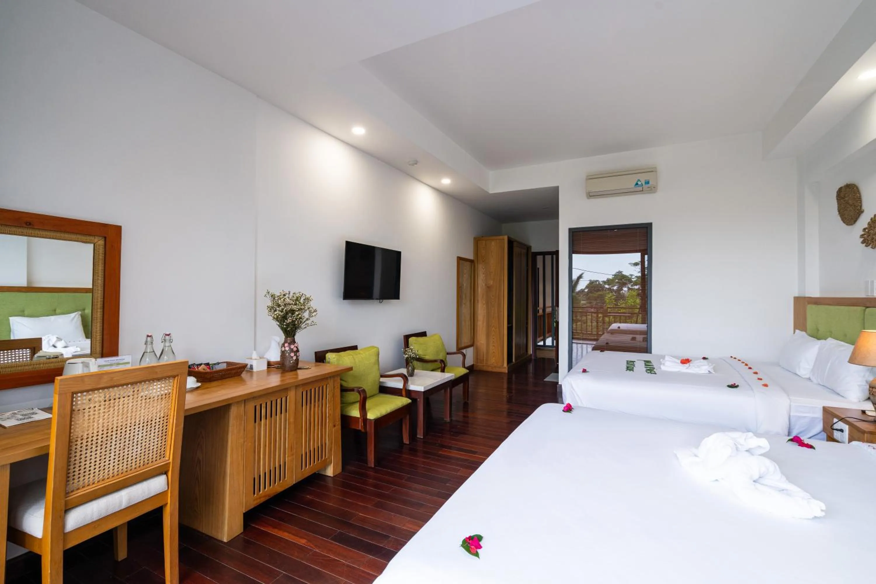 Communal lounge/ TV room, Bed in Palm Riverside Boutique