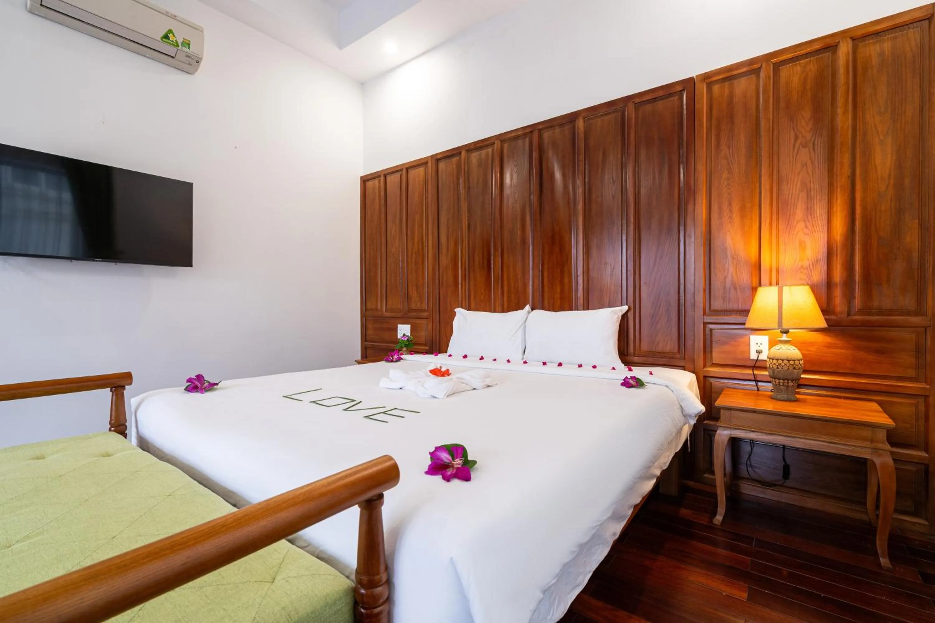 Communal lounge/ TV room, Bed in Palm Riverside Boutique