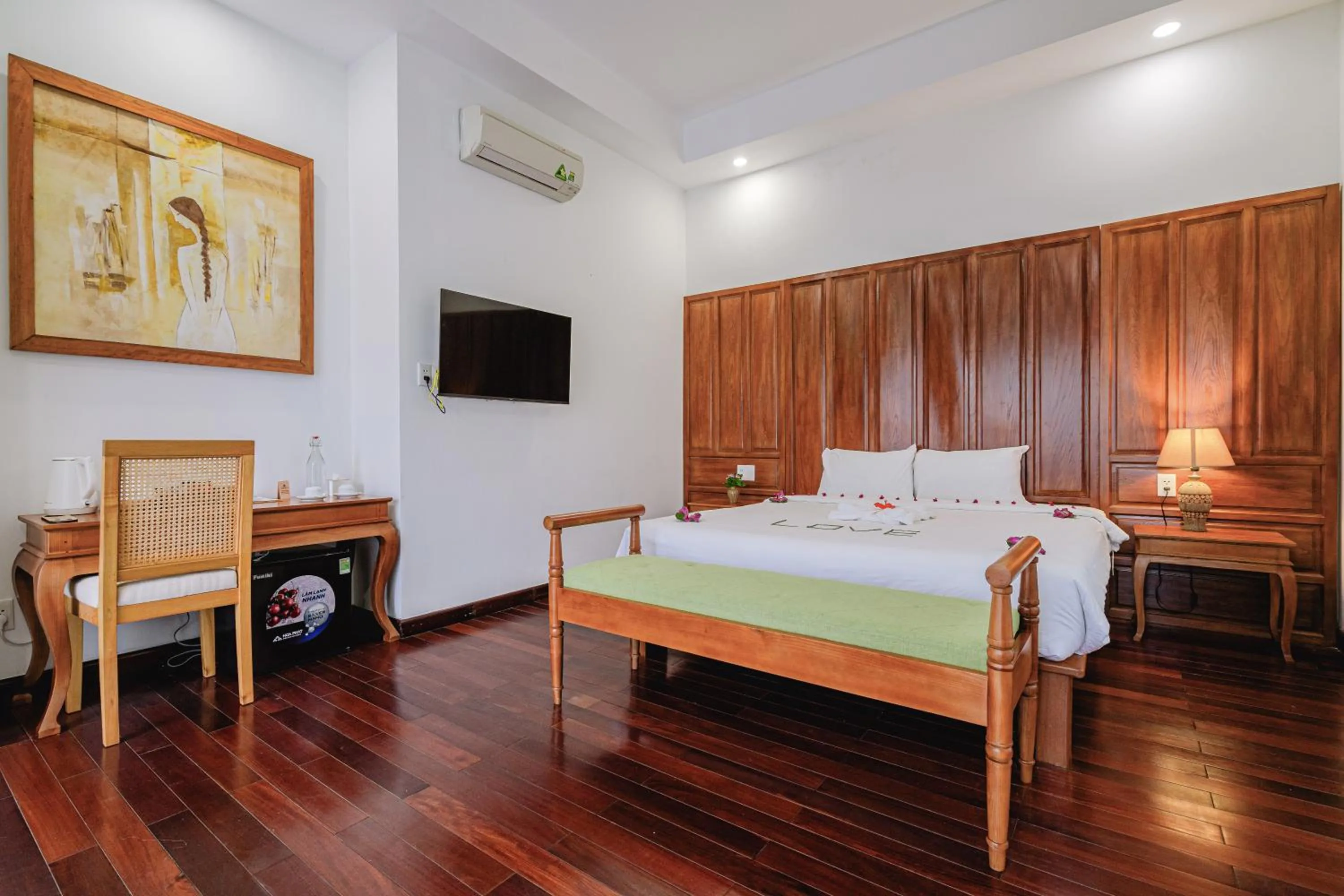 Communal lounge/ TV room, Bed in Palm Riverside Boutique