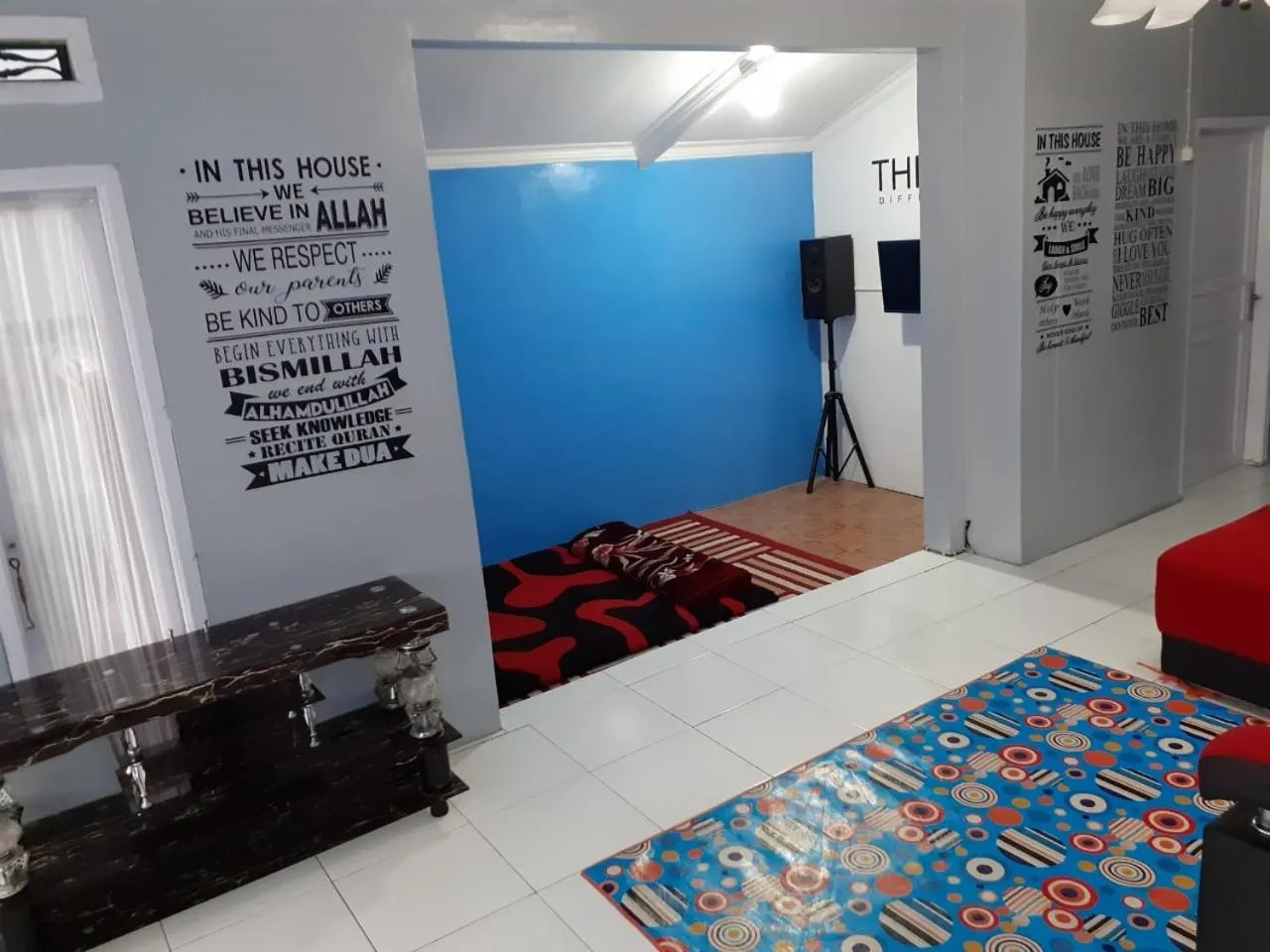 Communal lounge/ TV room, Bed in Ciwidey Homestay