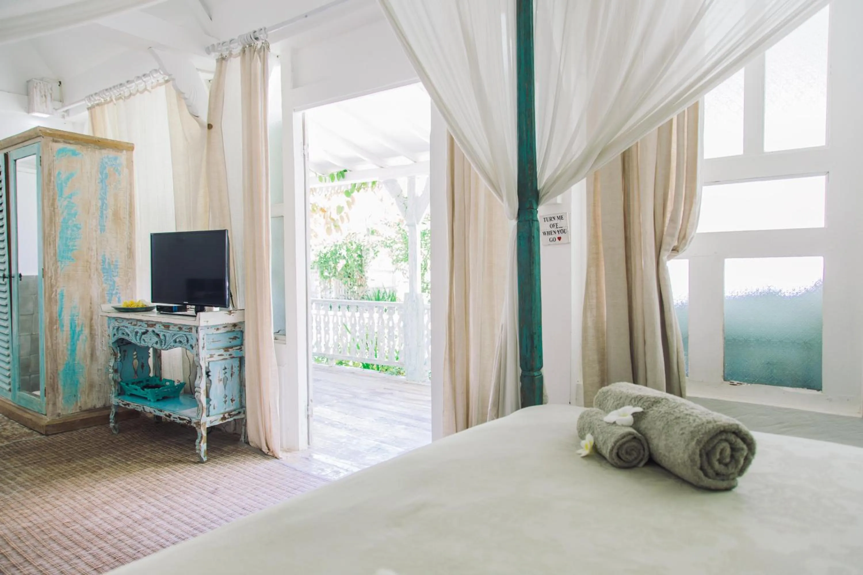 Photo of the whole room, Bed in Palmeto Village