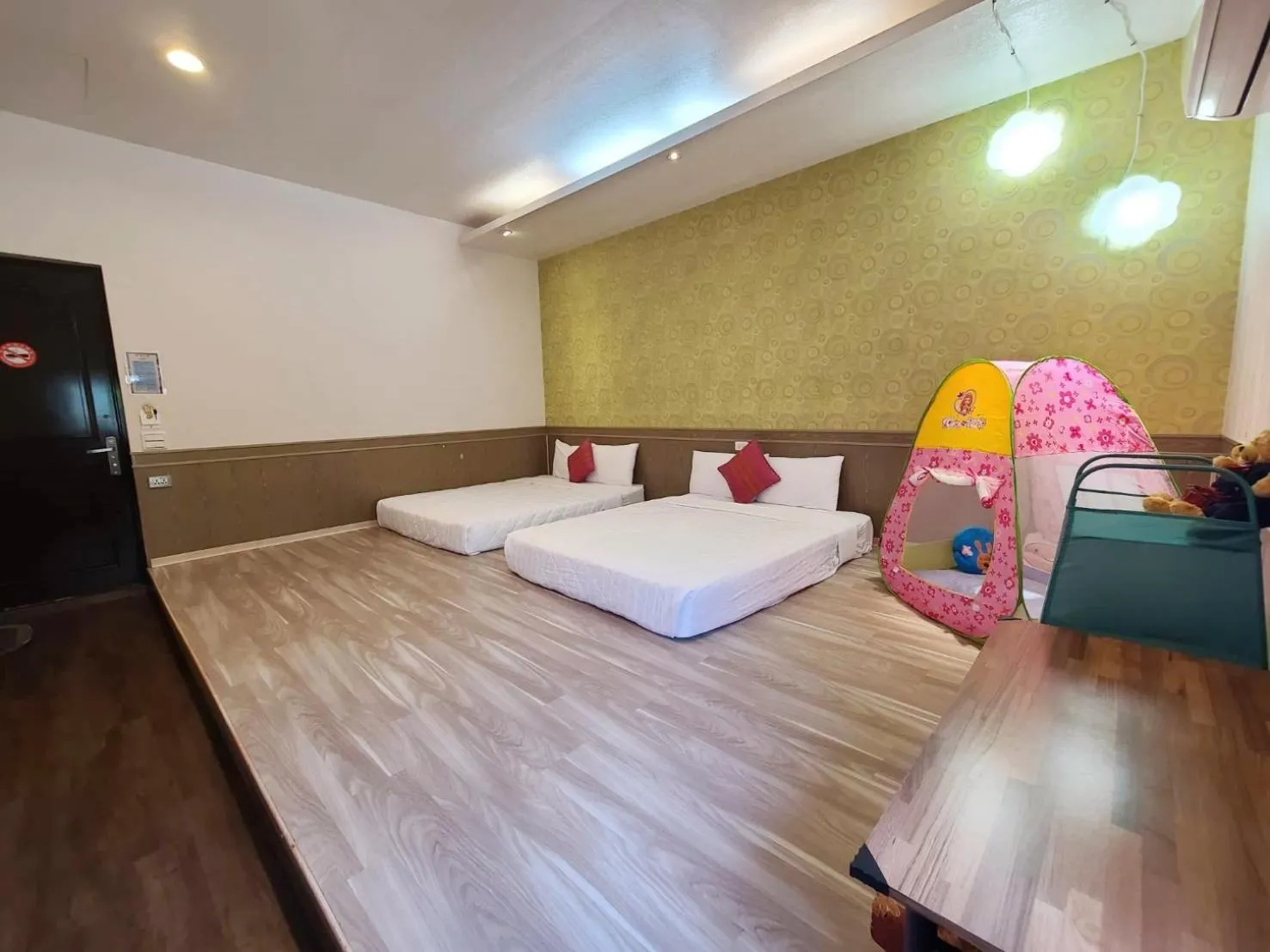 Game Room, Bed in Xing Ji Bungalow