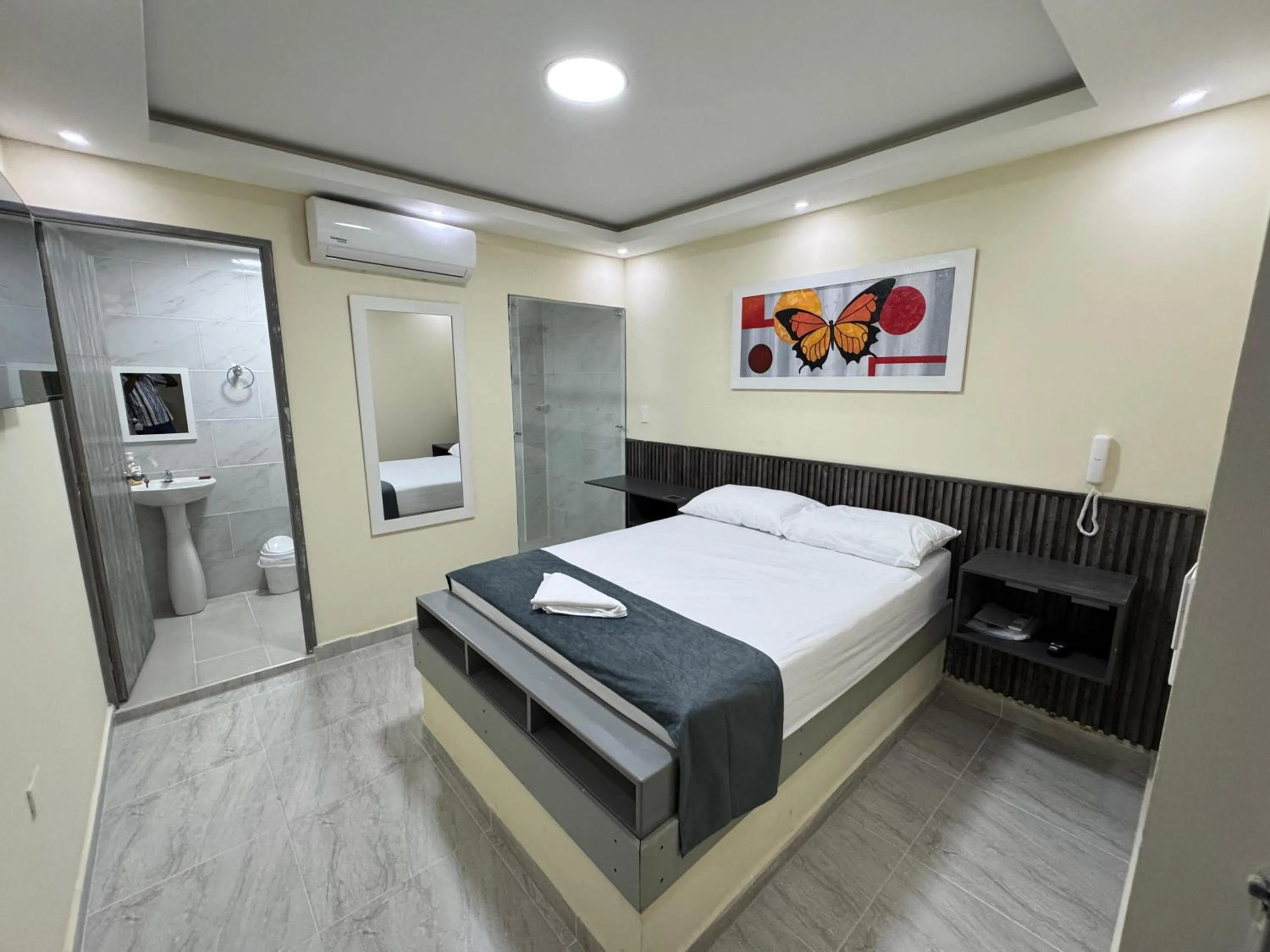 Kitchen or kitchenette, Bed in Hotel Magistral Suiter