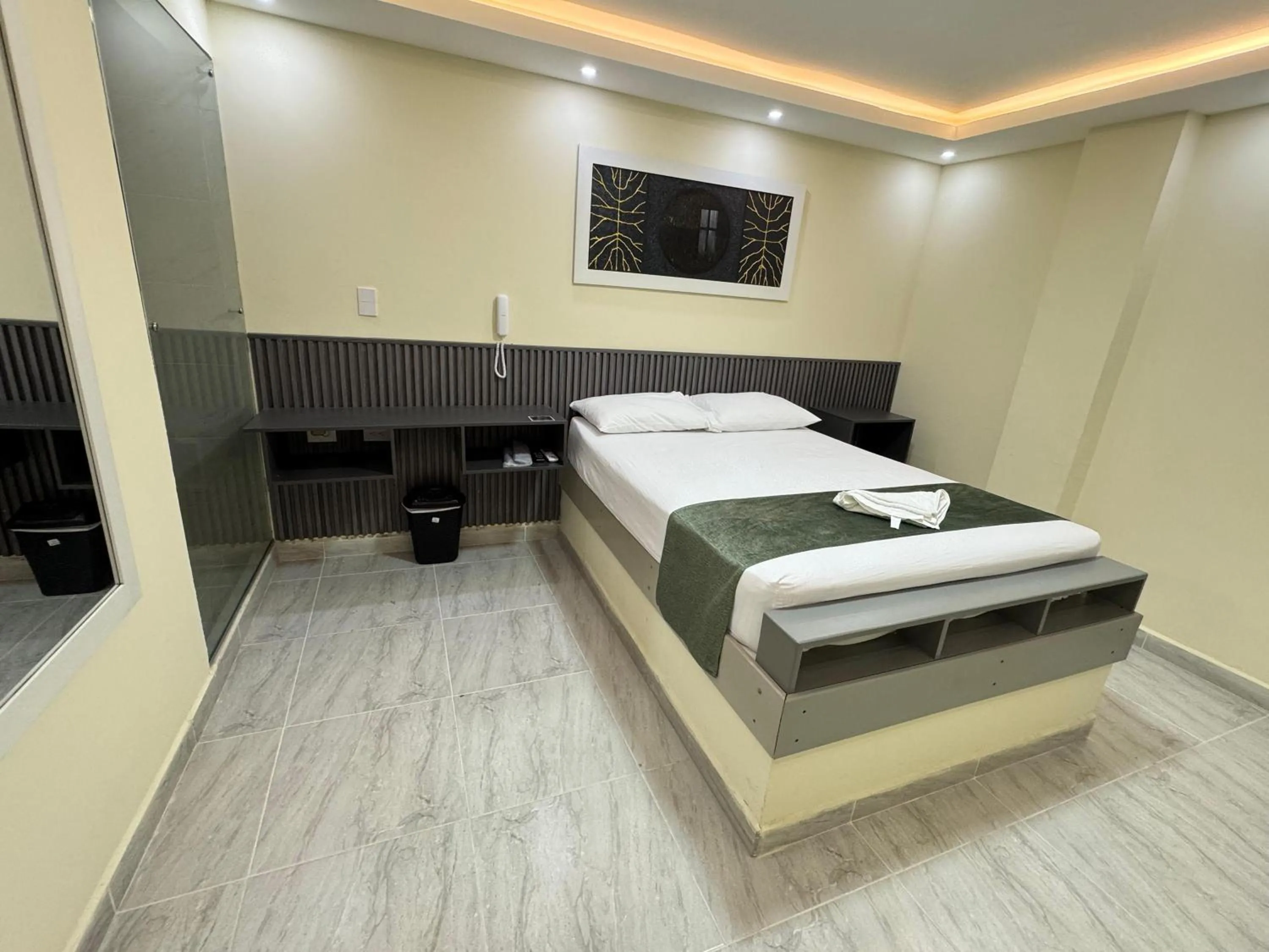 TV and multimedia, Bed in Hotel Magistral Suiter