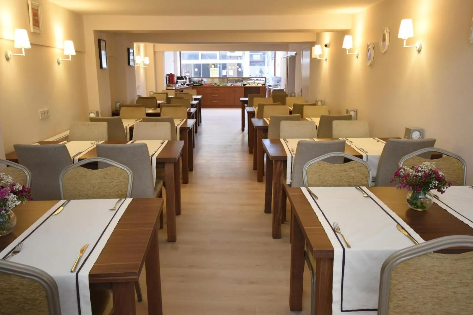 Restaurant/places to eat in ParionHouse Hotel