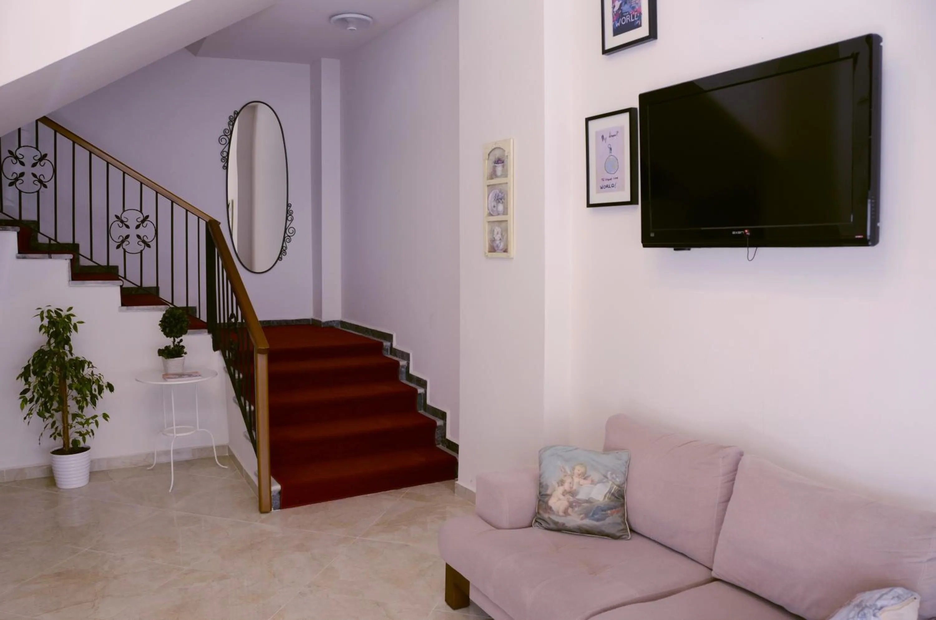 TV and multimedia in ParionHouse Hotel