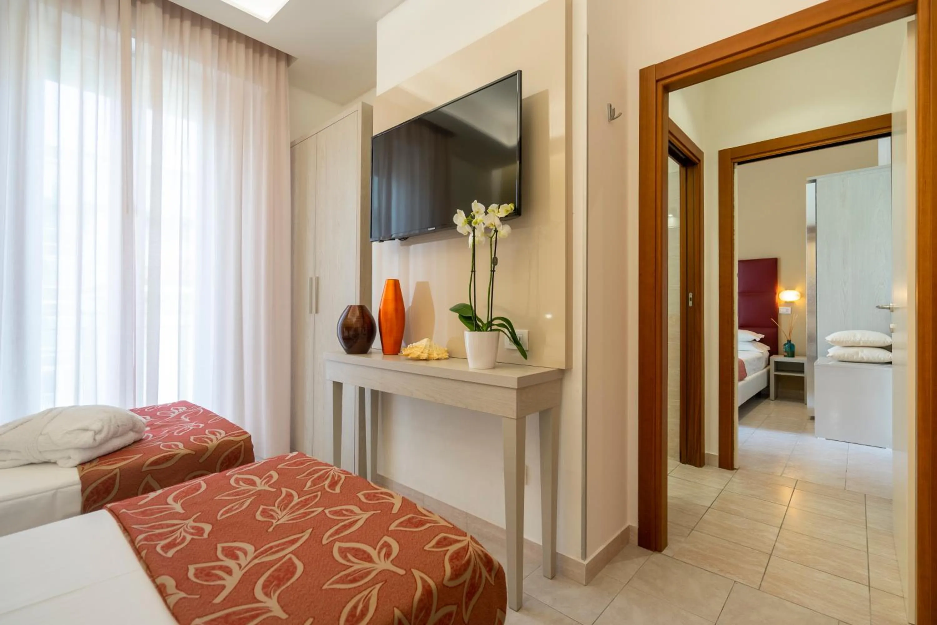 Communal lounge/ TV room, Bed in Hotel Stella D'Oro