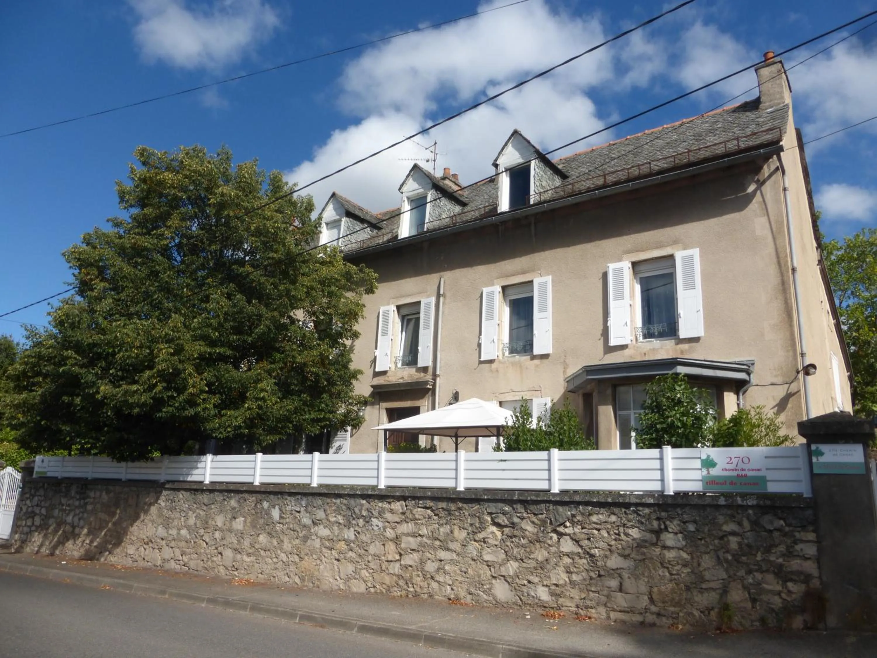 Facade/entrance in Chambre d'Hôtes Le Tilleul de Canac PARKING privé GRATUIT Petits déjeuners COMPRIS