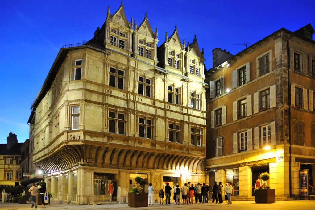 Nearby landmark in Chambre d'Hôtes Le Tilleul de Canac PARKING privé GRATUIT Petits déjeuners COMPRIS