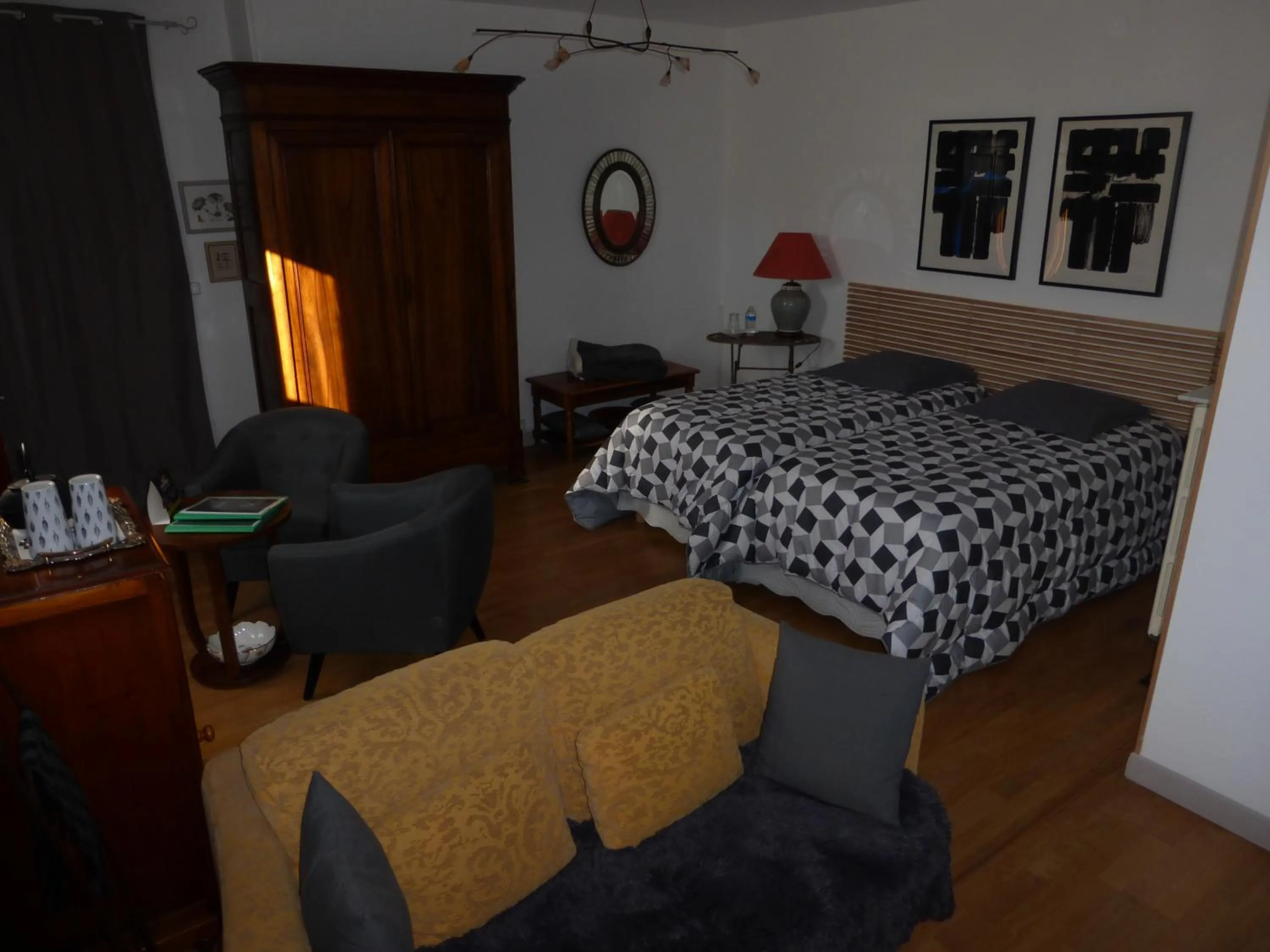 Bedroom, Bed in Chambre d'Hôtes Le Tilleul de Canac PARKING privé GRATUIT Petits déjeuners COMPRIS