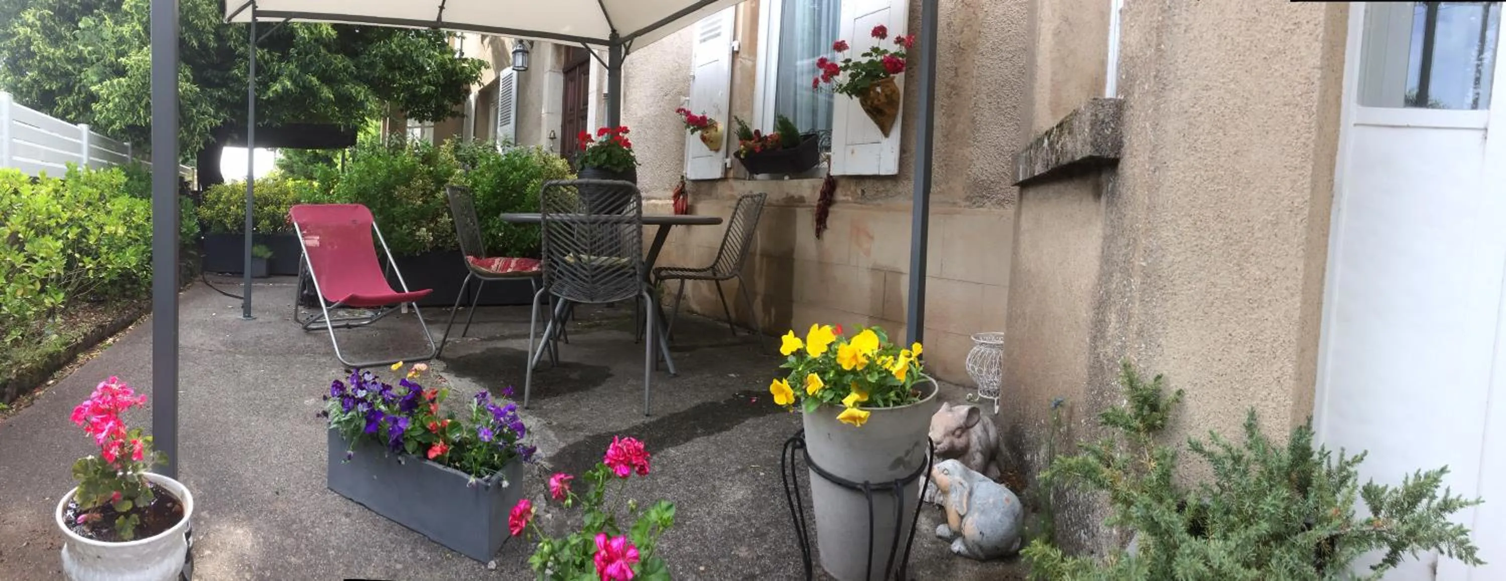 Patio in Chambre d'Hôtes Le Tilleul de Canac PARKING privé GRATUIT Petits déjeuners COMPRIS