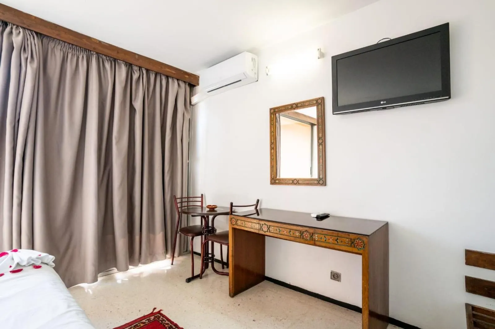 TV and multimedia, Bed in Hotel Le Grand Imilchil