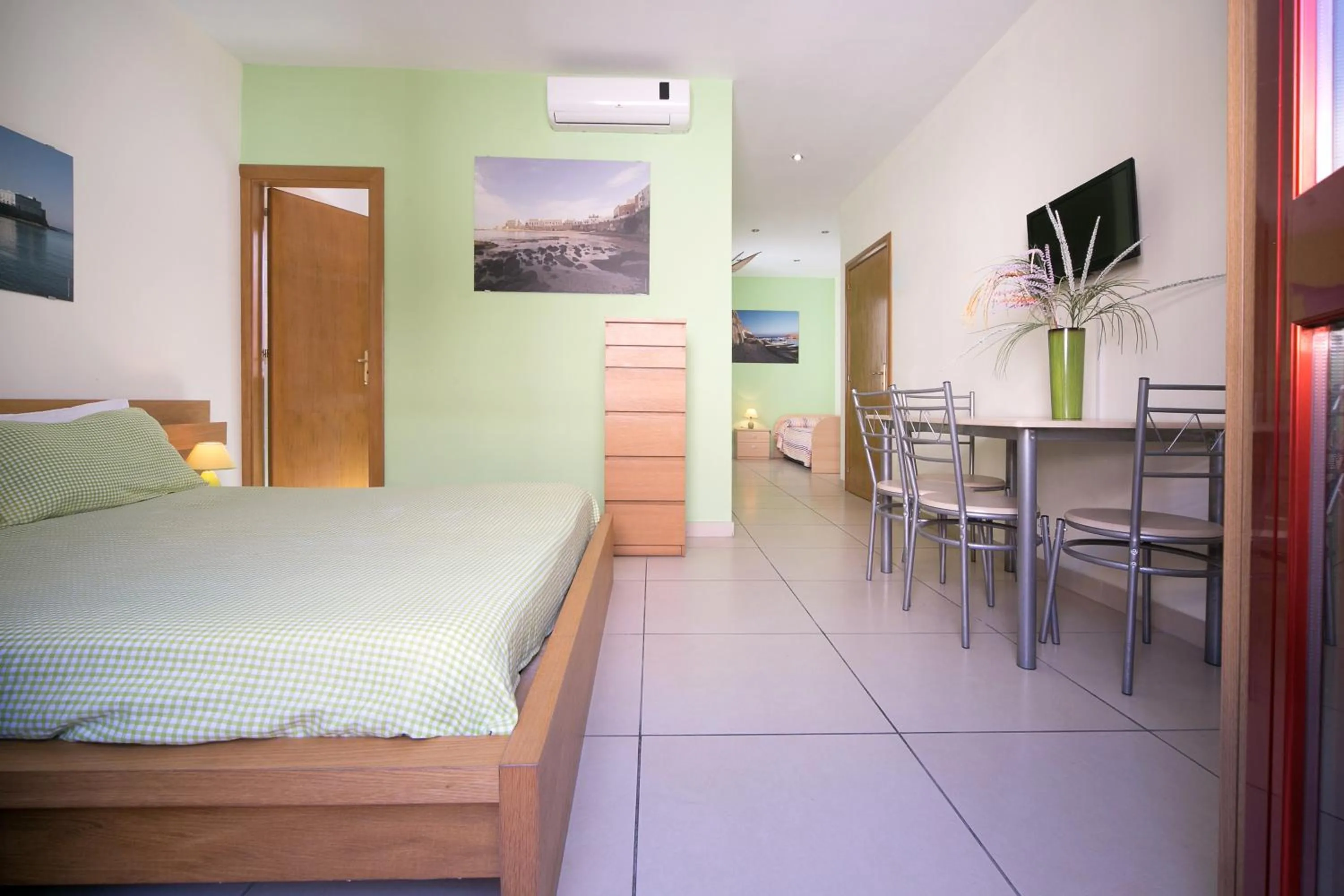 Communal lounge/ TV room, Bed in B&B del Lungomare