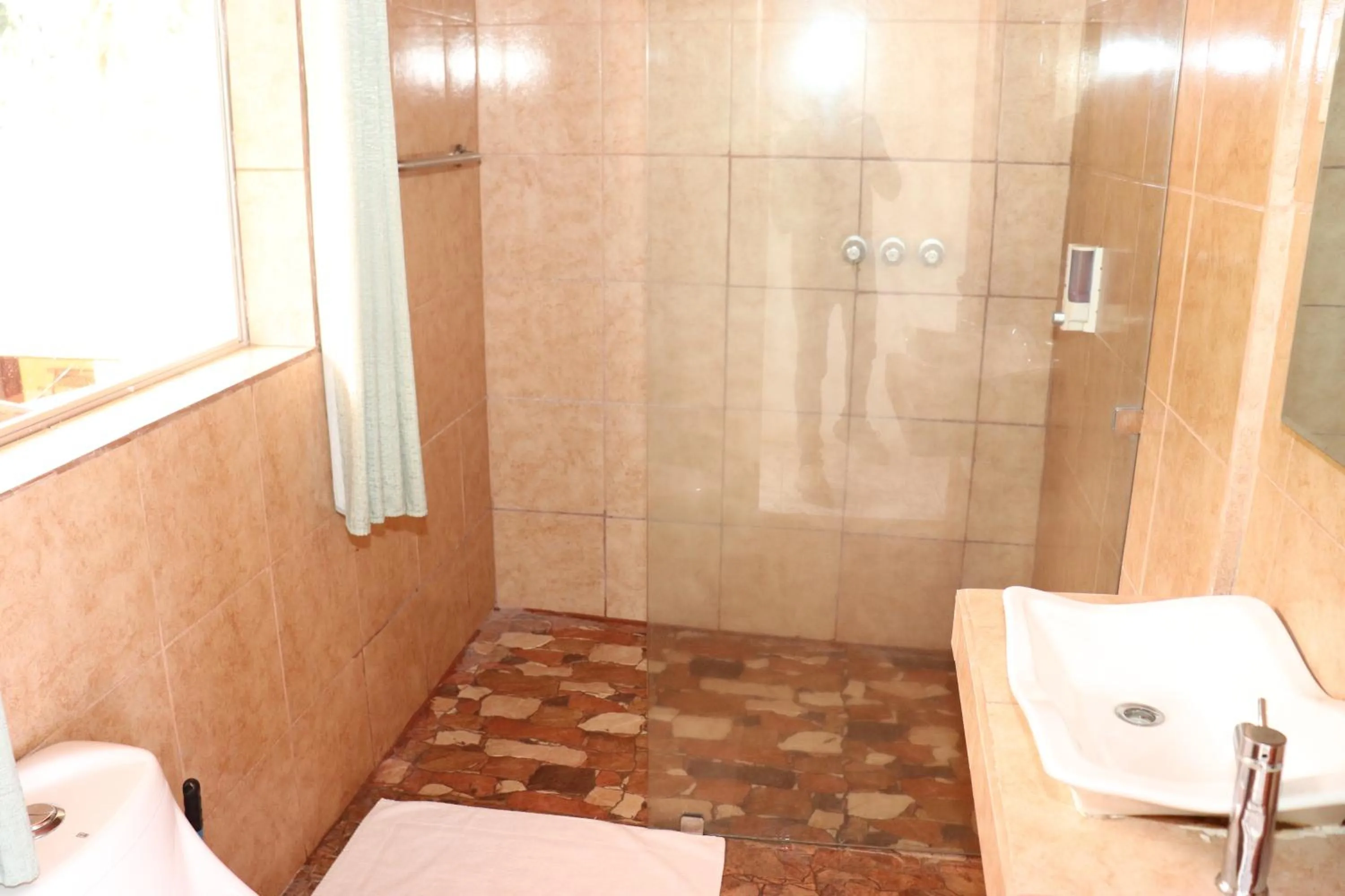 Shower in Hotel Samoa del Sur