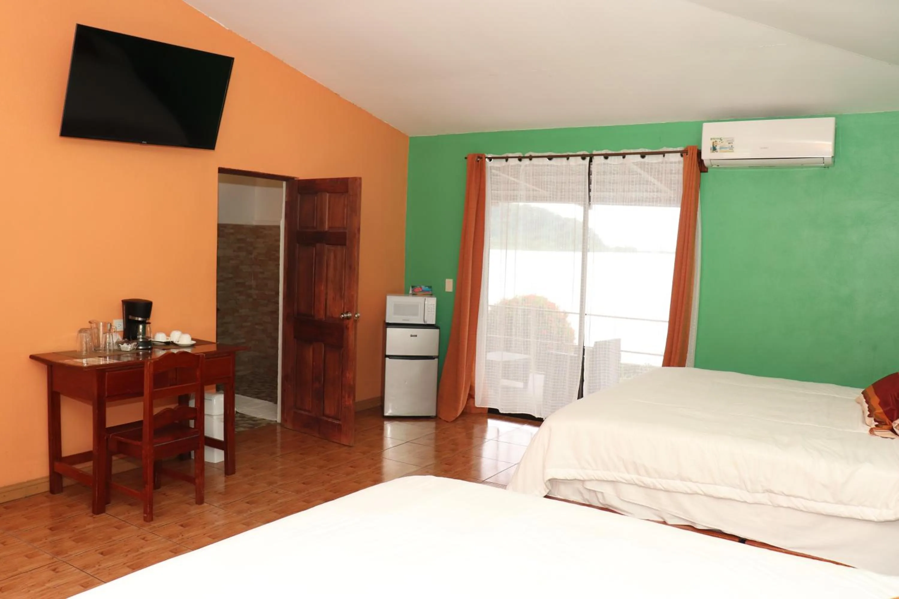 Communal lounge/ TV room, Bed in Hotel Samoa del Sur