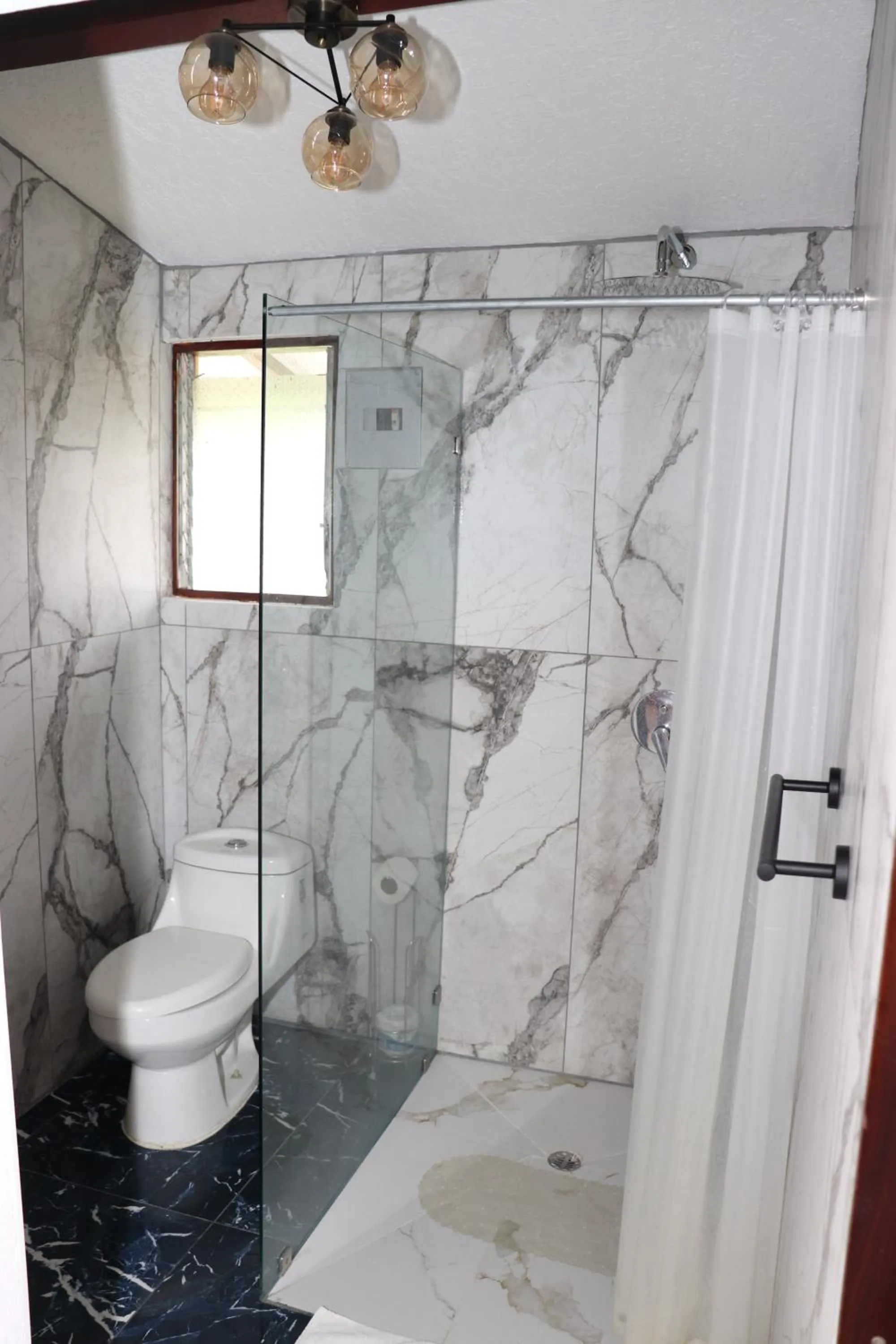 Shower in Hotel Samoa del Sur