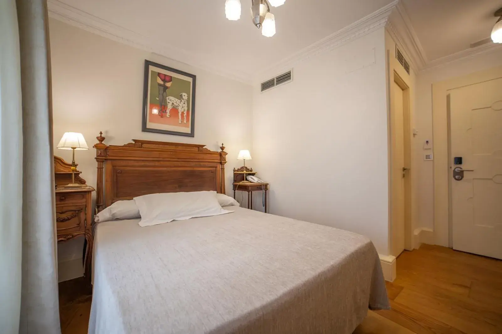 Economy Double Room Individual use - single occupancy in Hotel Monumento Pazo de Orbán Economy Double Room Individual use - single occupancy in Hotel Monumento Pazo de Orbán