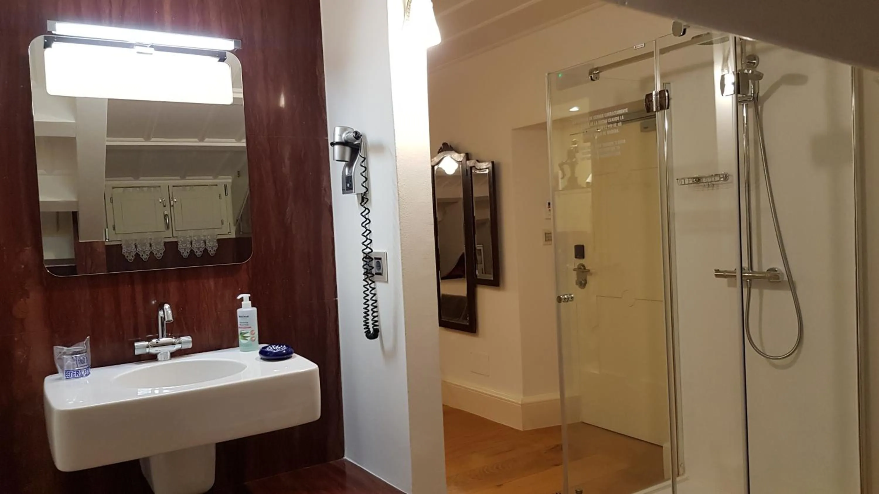 Bathroom in Hotel Monumento Pazo de Orbán