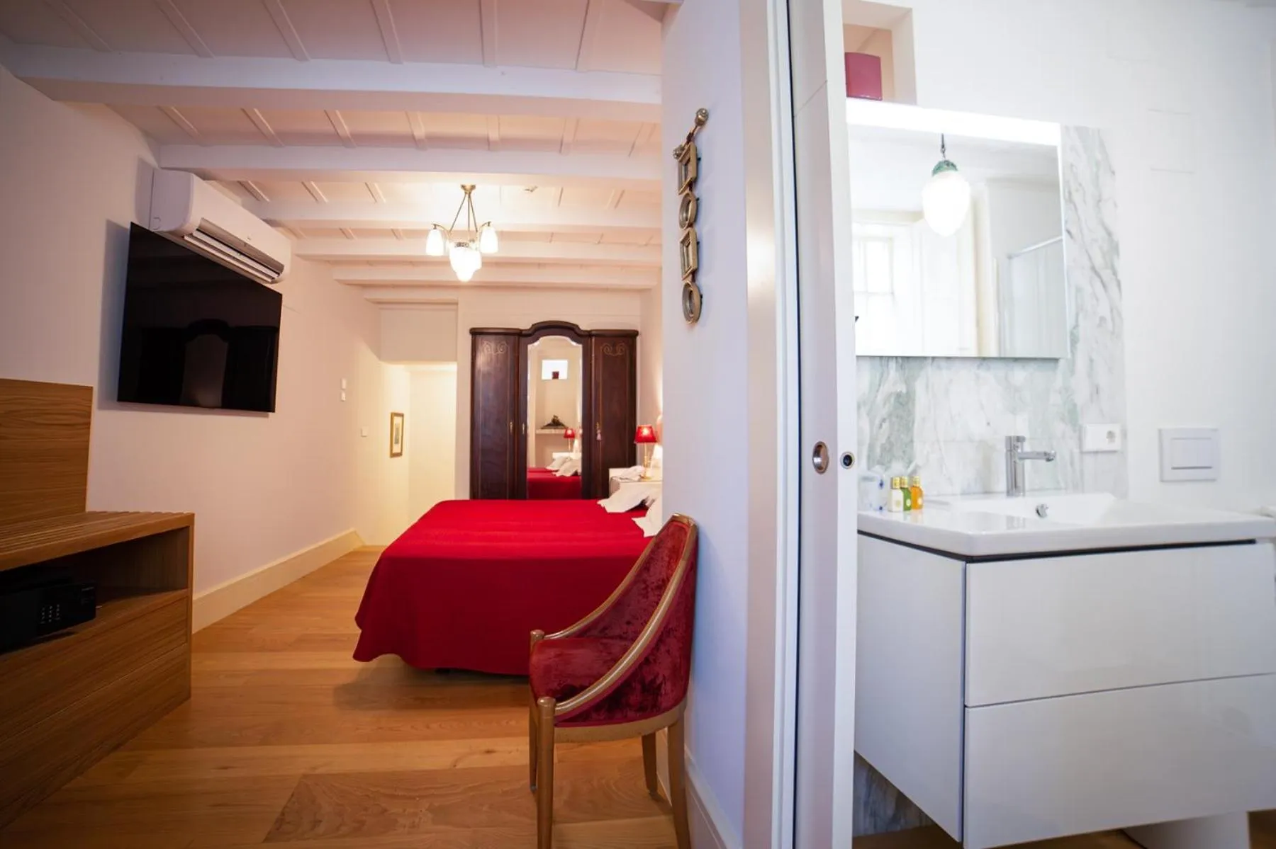 Photo of the whole room, Bed in Hotel Monumento Pazo de Orbán