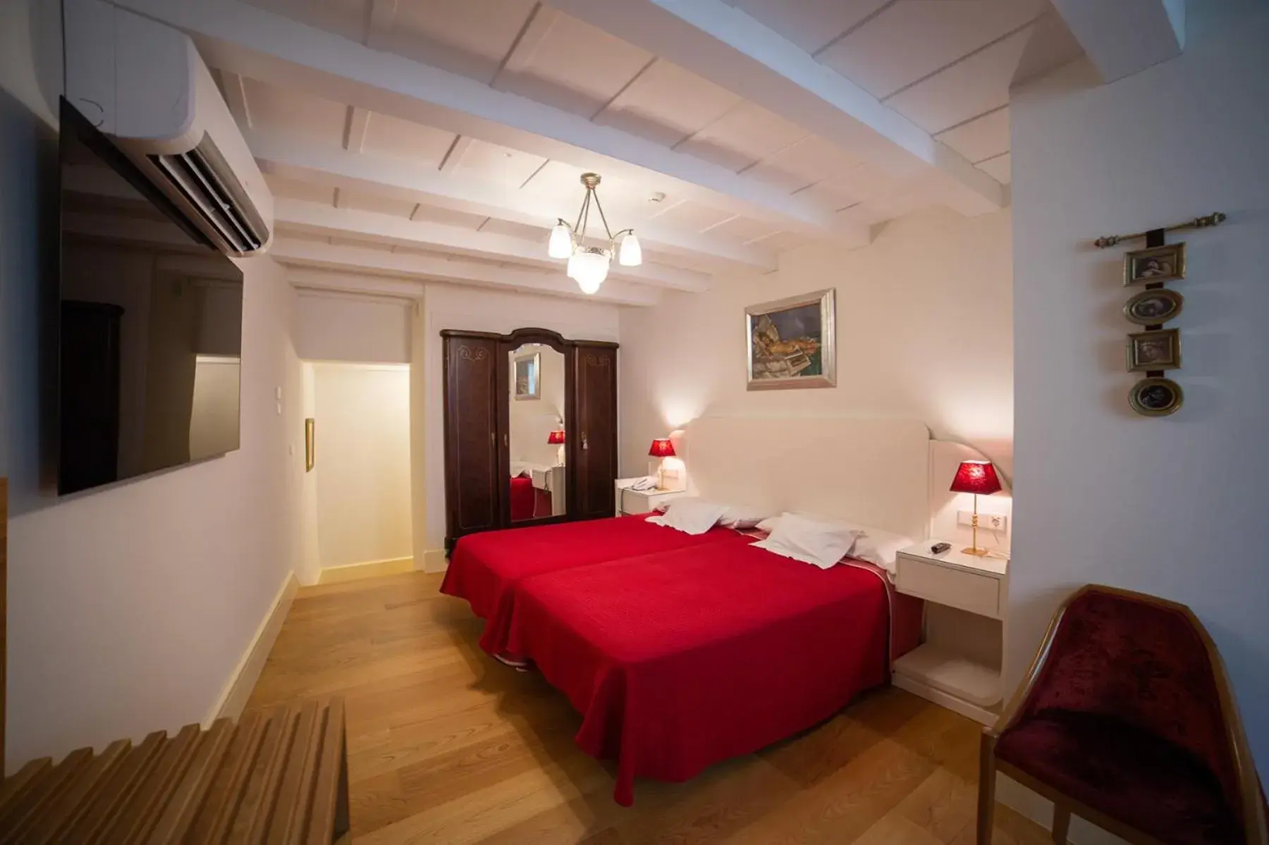 Standard Twin Room in Hotel Monumento Pazo de Orbán Standard Twin Room in Hotel Monumento Pazo de Orbán