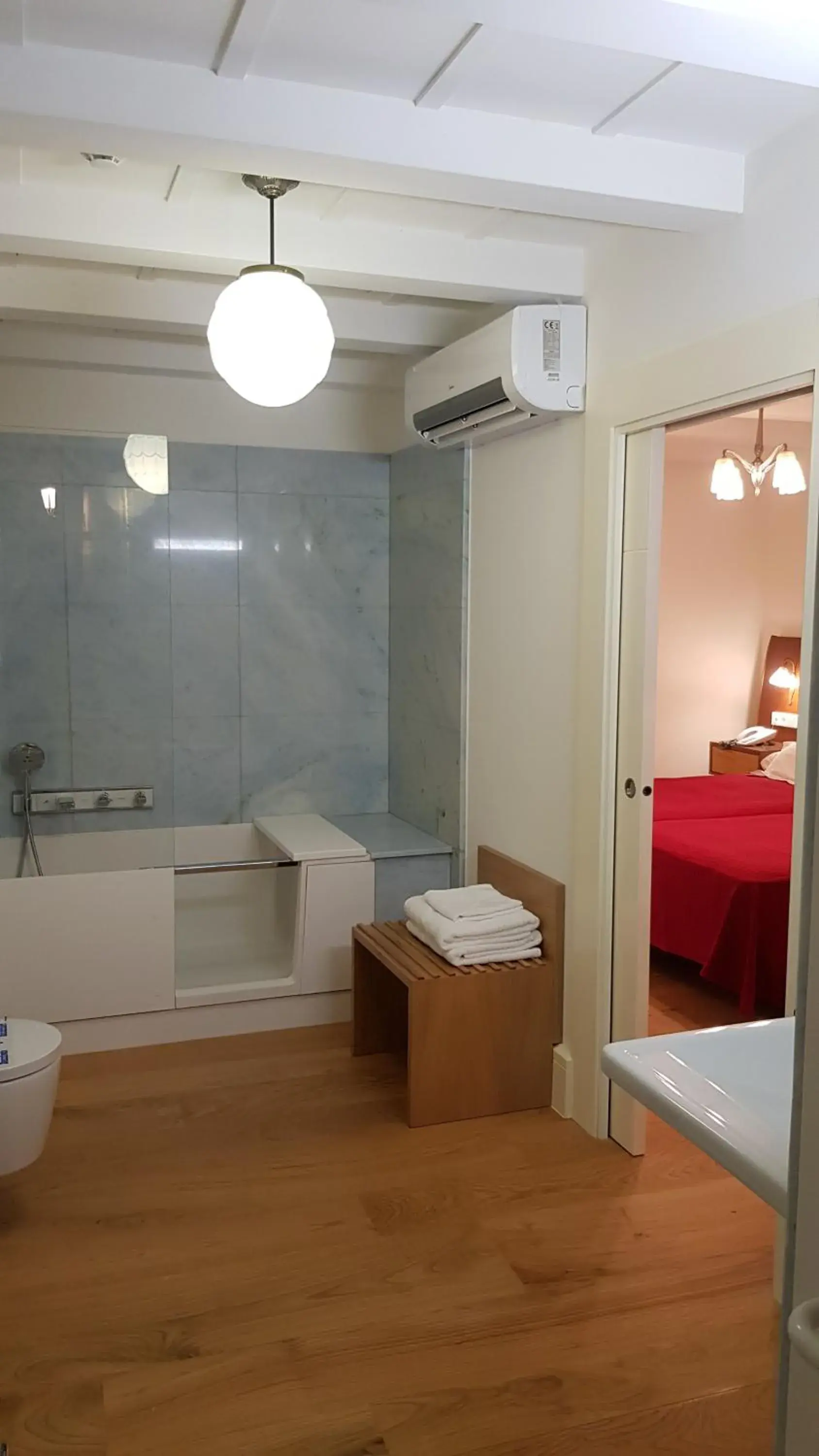 Standard Twin Room in Hotel Monumento Pazo de Orbán Standard Twin Room in Hotel Monumento Pazo de Orbán