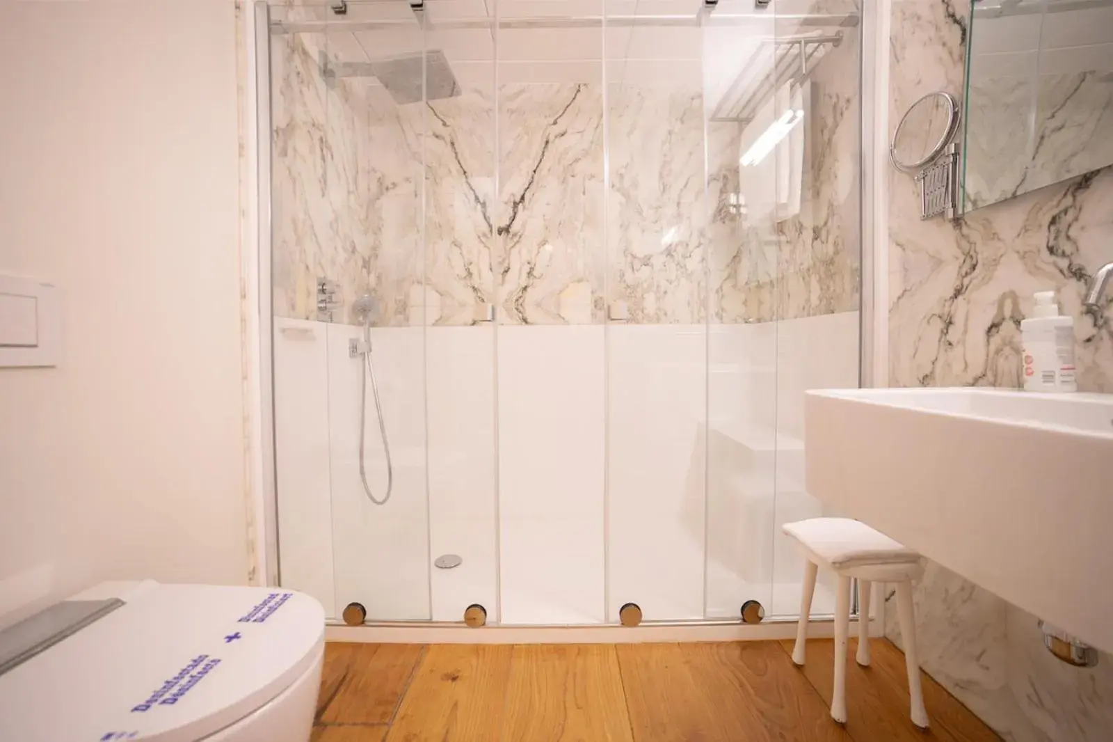 Standard Double Room in Hotel Monumento Pazo de Orbán Standard Double Room in Hotel Monumento Pazo de Orbán