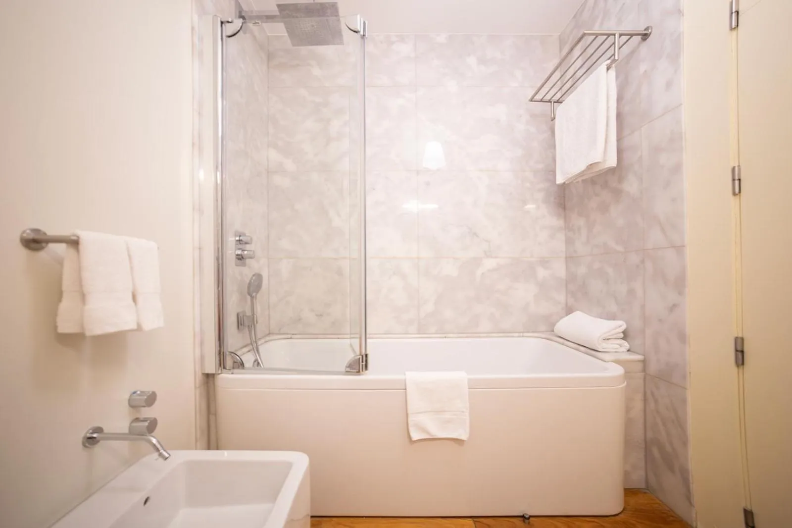 Bathroom in Hotel Monumento Pazo de Orbán