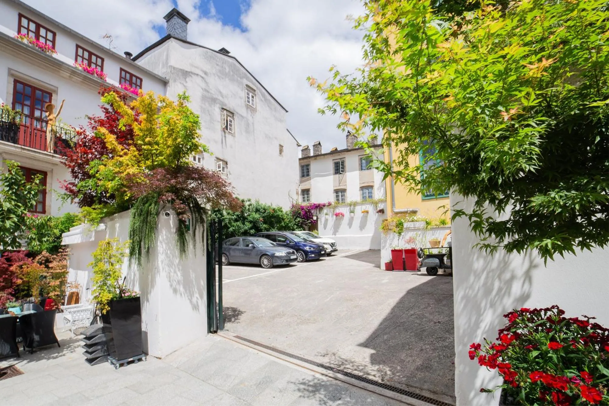 Parking in Hotel Monumento Pazo de Orbán