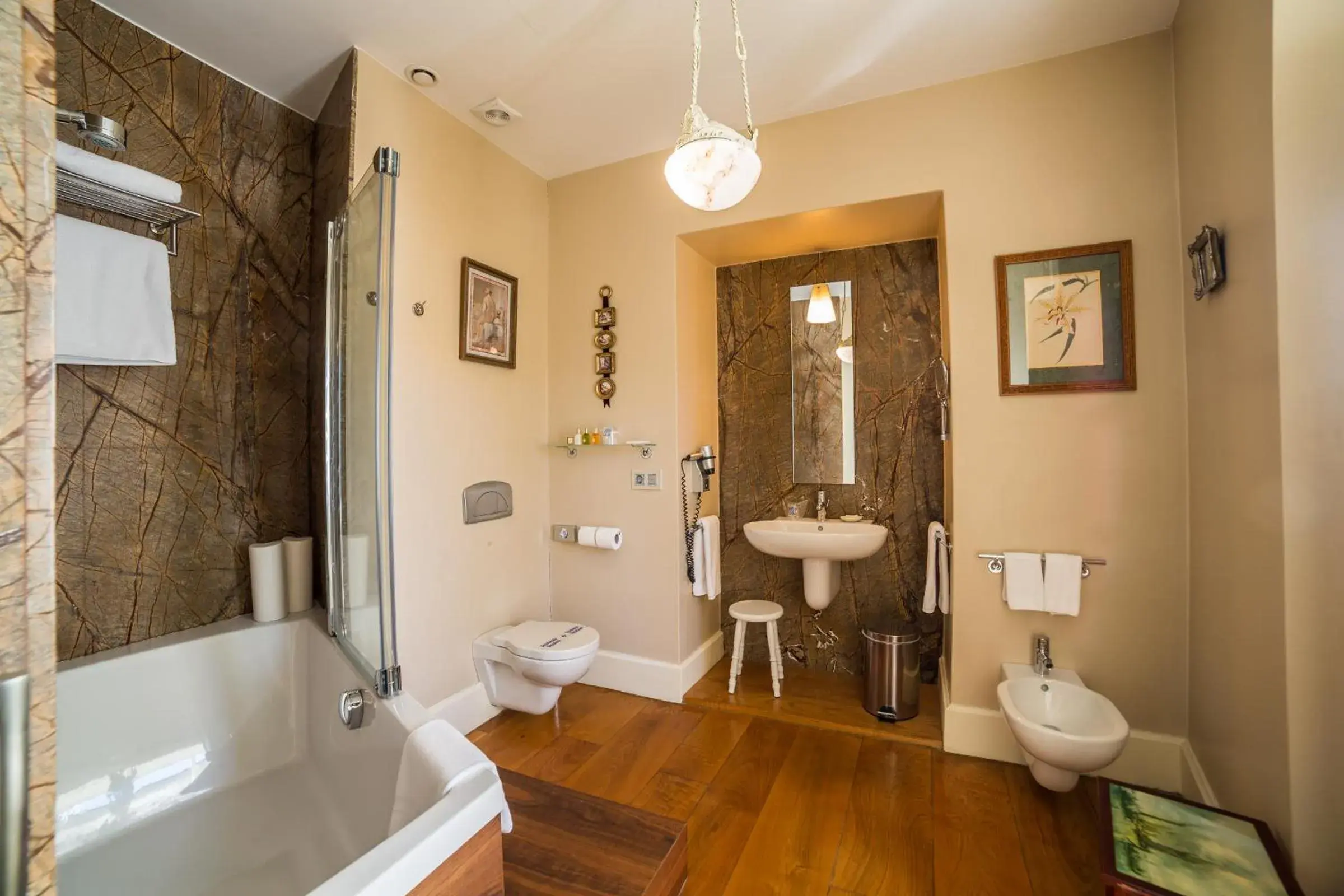 Superior Double Room in Hotel Monumento Pazo de Orbán Superior Double Room in Hotel Monumento Pazo de Orbán