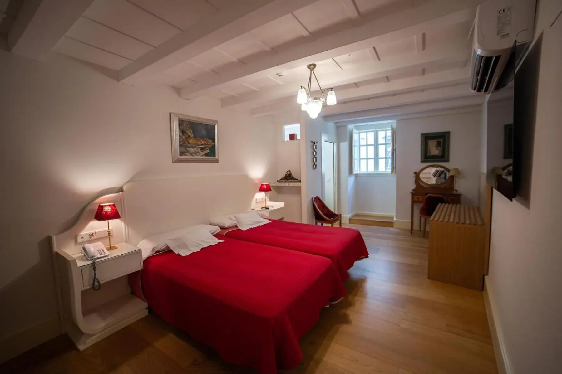 Standard Twin Room in Hotel Monumento Pazo de Orbán Standard Twin Room in Hotel Monumento Pazo de Orbán