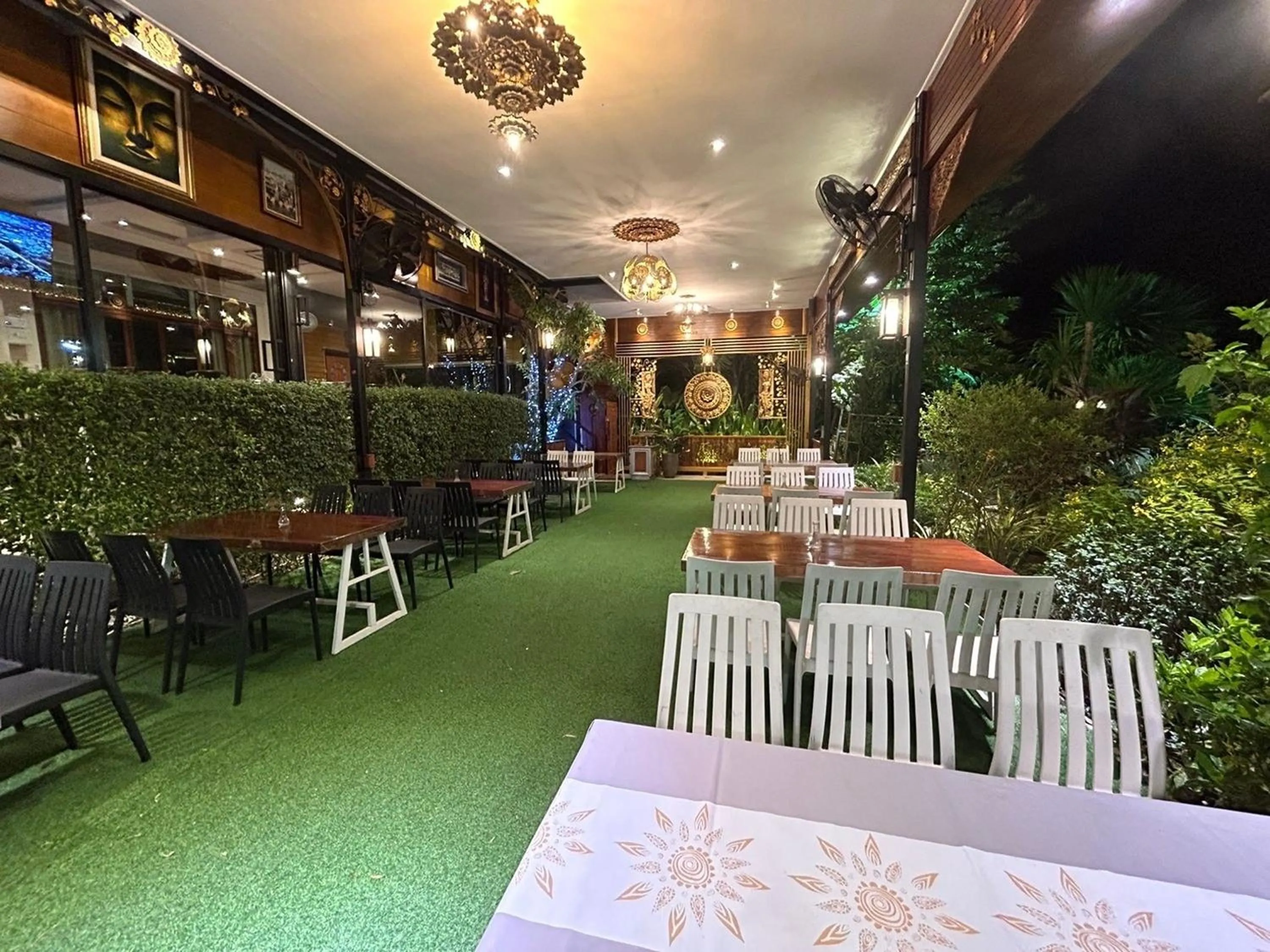 Restaurant/places to eat in Kokhaburi Hotel