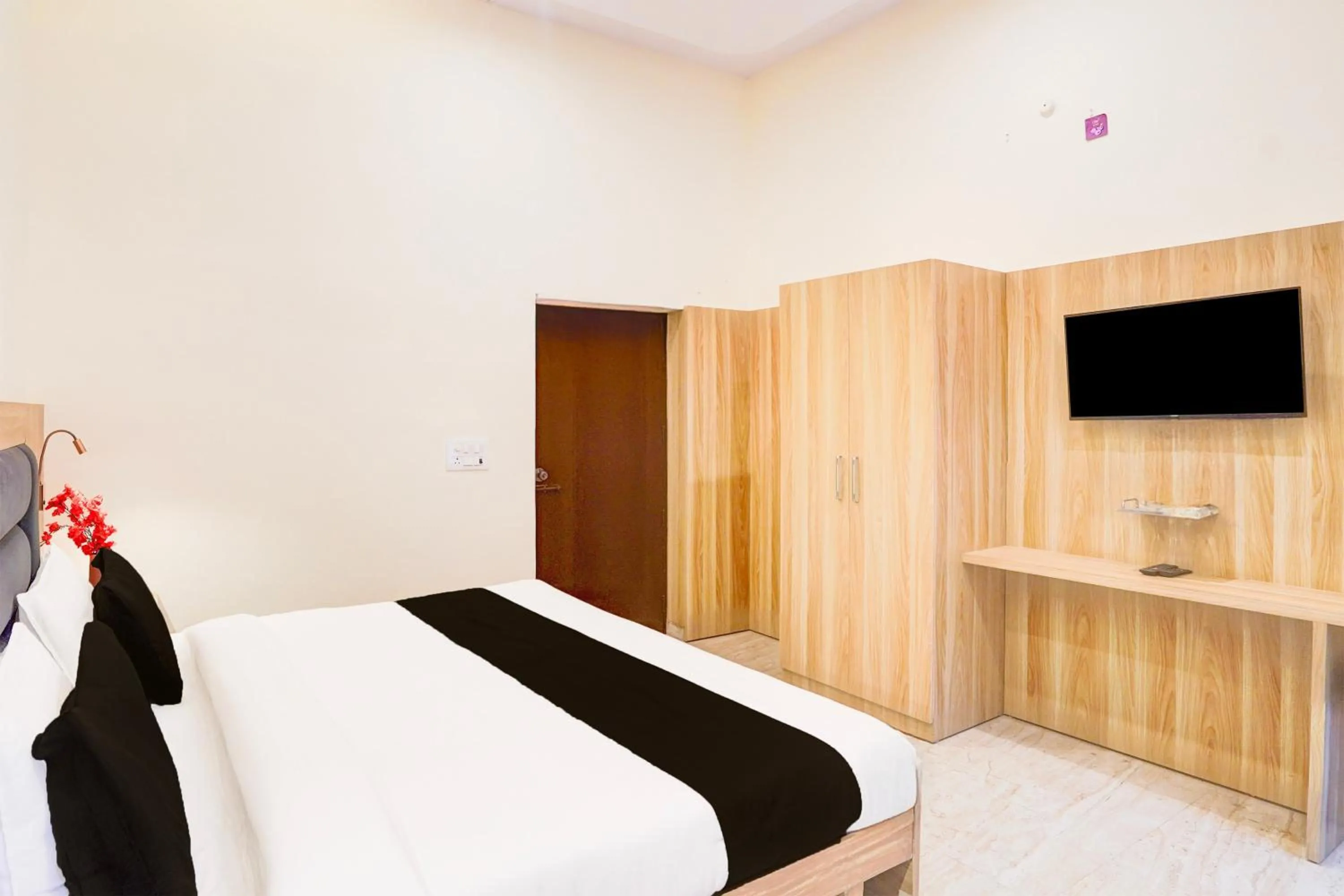 Bedroom, Bed in Super Hotel O Tyagi Road near Railway Station