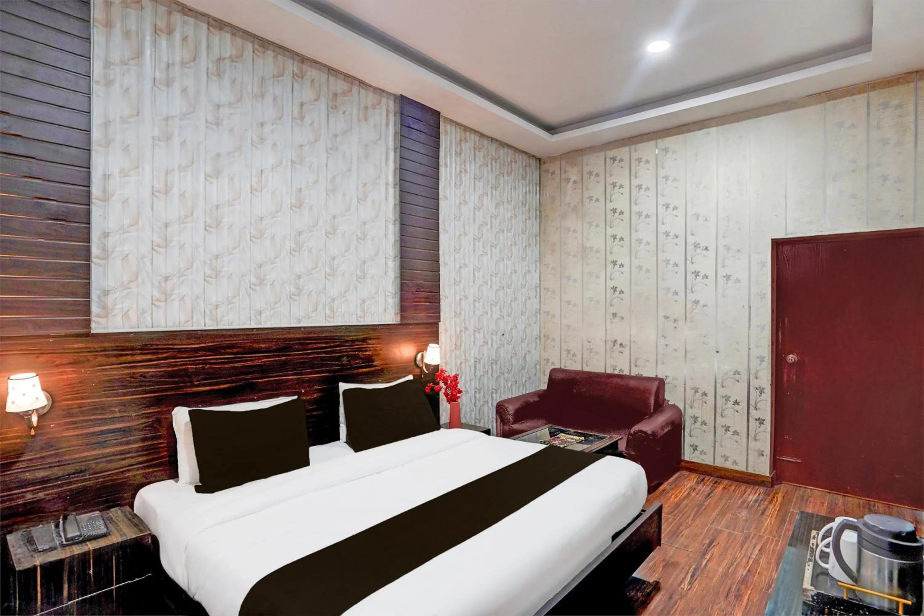 Bedroom, Bed in Super Hotel O Tyagi Road near Railway Station