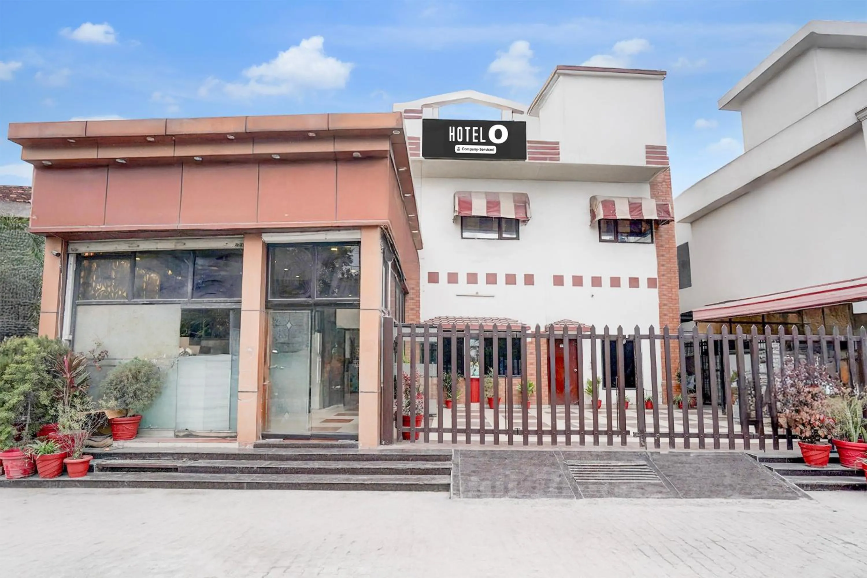 Facade/entrance in Super Hotel O Tyagi Road near Railway Station