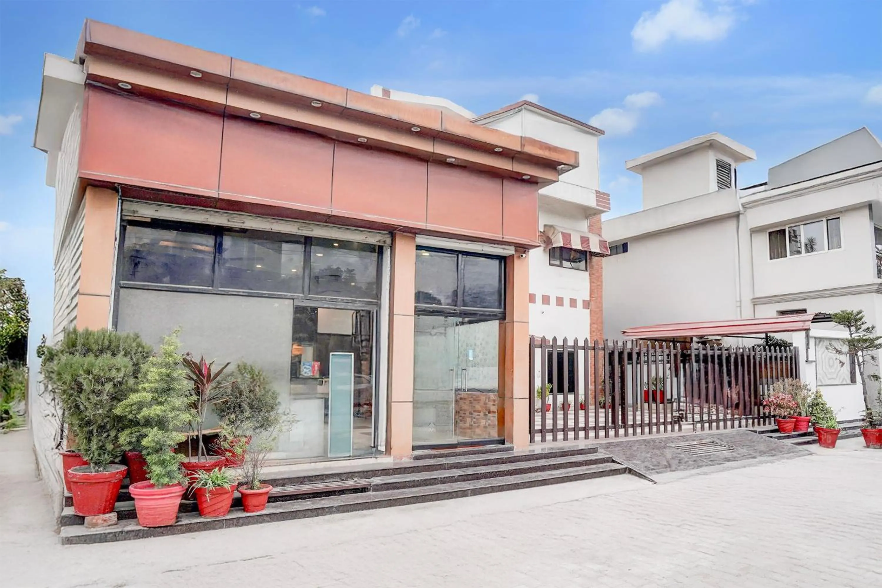 Facade/entrance in Super Hotel O Tyagi Road near Railway Station