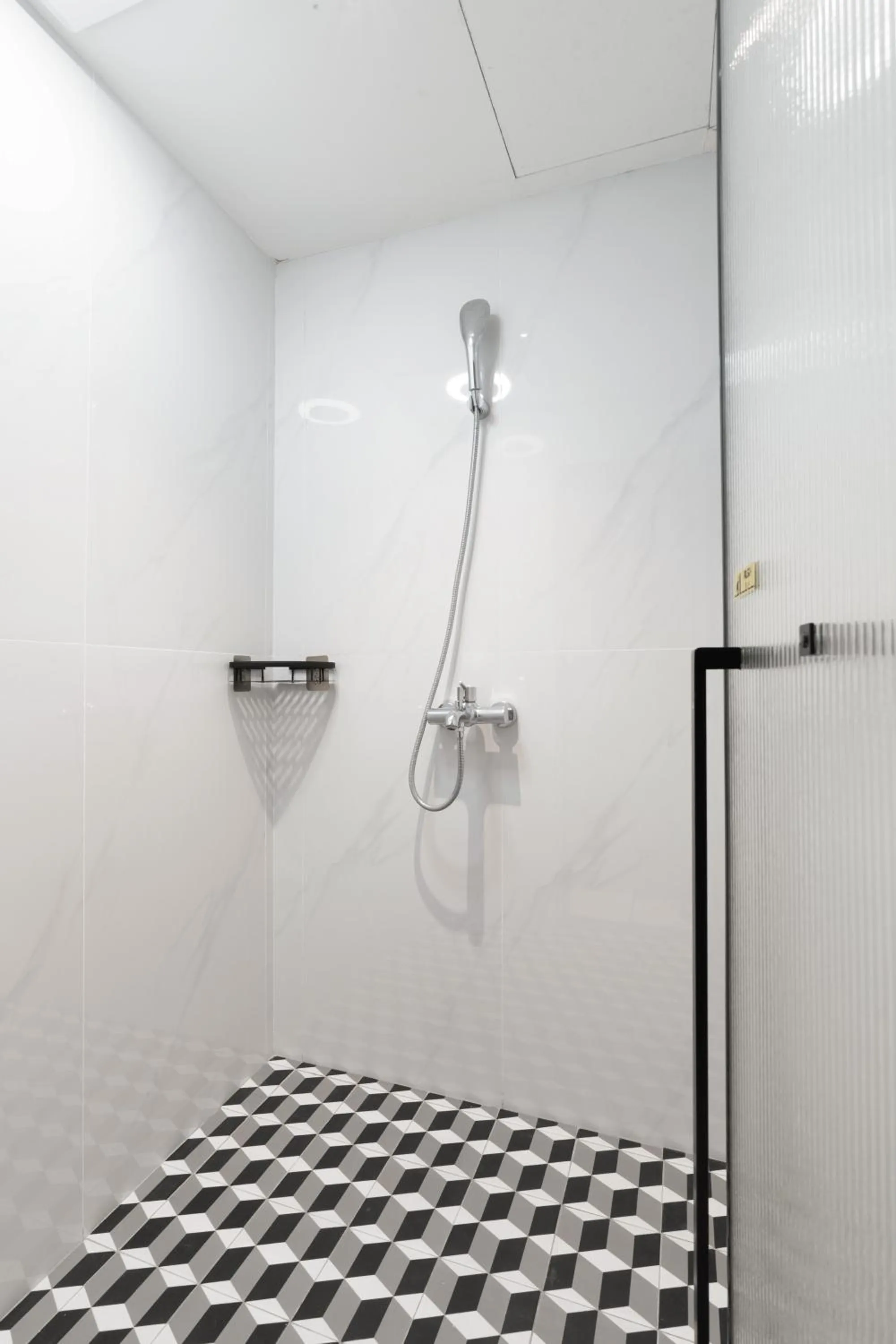 Shower in Éclectique Hanoi Homestay