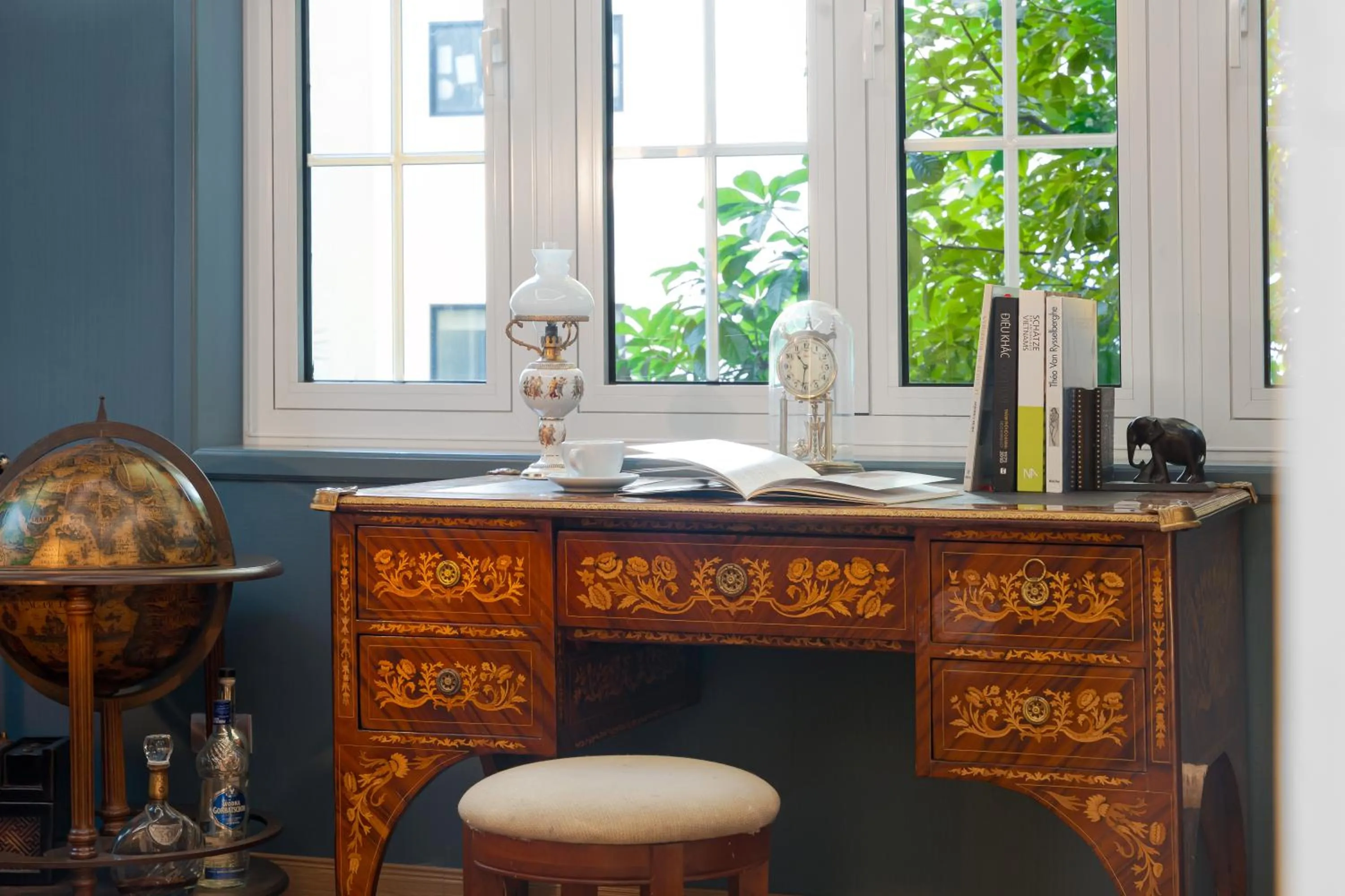 Library in Éclectique Hanoi Homestay